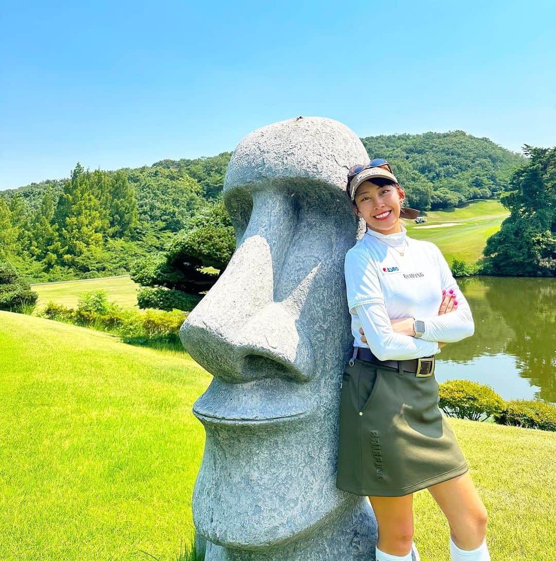 岡田唯花のインスタグラム：「. 🗿⛳️😎 . . #ゴルフ #ゴルフ女子 #モアイ #ゴルフ場  #北武蔵カントリークラブ  #🗿」