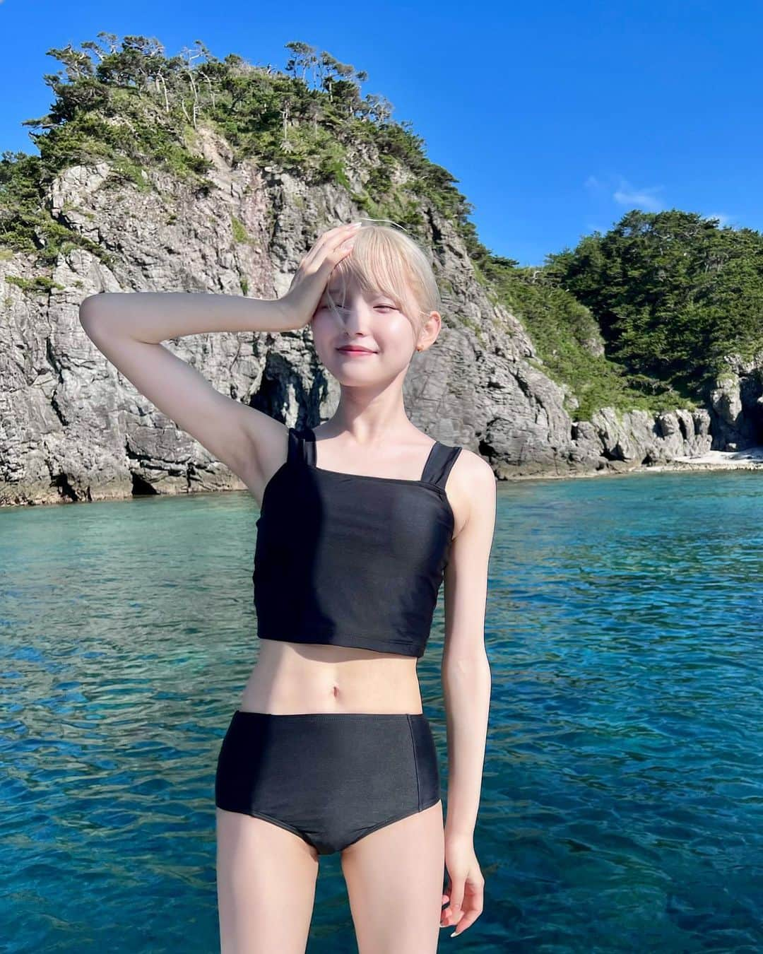 志村美希のインスタグラム：「リールで着てた水着👙  露出少ないからビキニに抵抗ある人も着やすくて たくさん食べてもおなか安心😽 ラッシュガードとショーパンもセットだから 日焼け対策にありがたいネ🌻  shoplistでID検索で出てくるよ🏷️ ID | TY000007442 teddy | 水着体型カバー タンキニ ノンワイヤー  @shoplist_offlcial #shoplist #shoplist購入品」