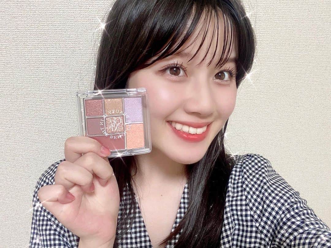 河村果歩のインスタグラム：「🌈🍒  8/1 発売！ニコラ 9 月号付録は ｢ピンク ラテ 7 色メイクパレット｣です💞  アイシャドウ4色、リップ1色、ハイライト1色、チーク&ハイライト1色の豪華7色✨️  どのカラーも可愛くてイエベさんにもブルベさんにも合いやすいと思います🙌🏻  お楽しみに~❕  #河村果歩 #nicola #ニコラ 9 月号 #ピンクラテ #おはスタ #おはガール #かほっち #ニコラ #ニコモ #ニコラ8月号発売中 #SUPERGIRLS #スパガ #アイドル」