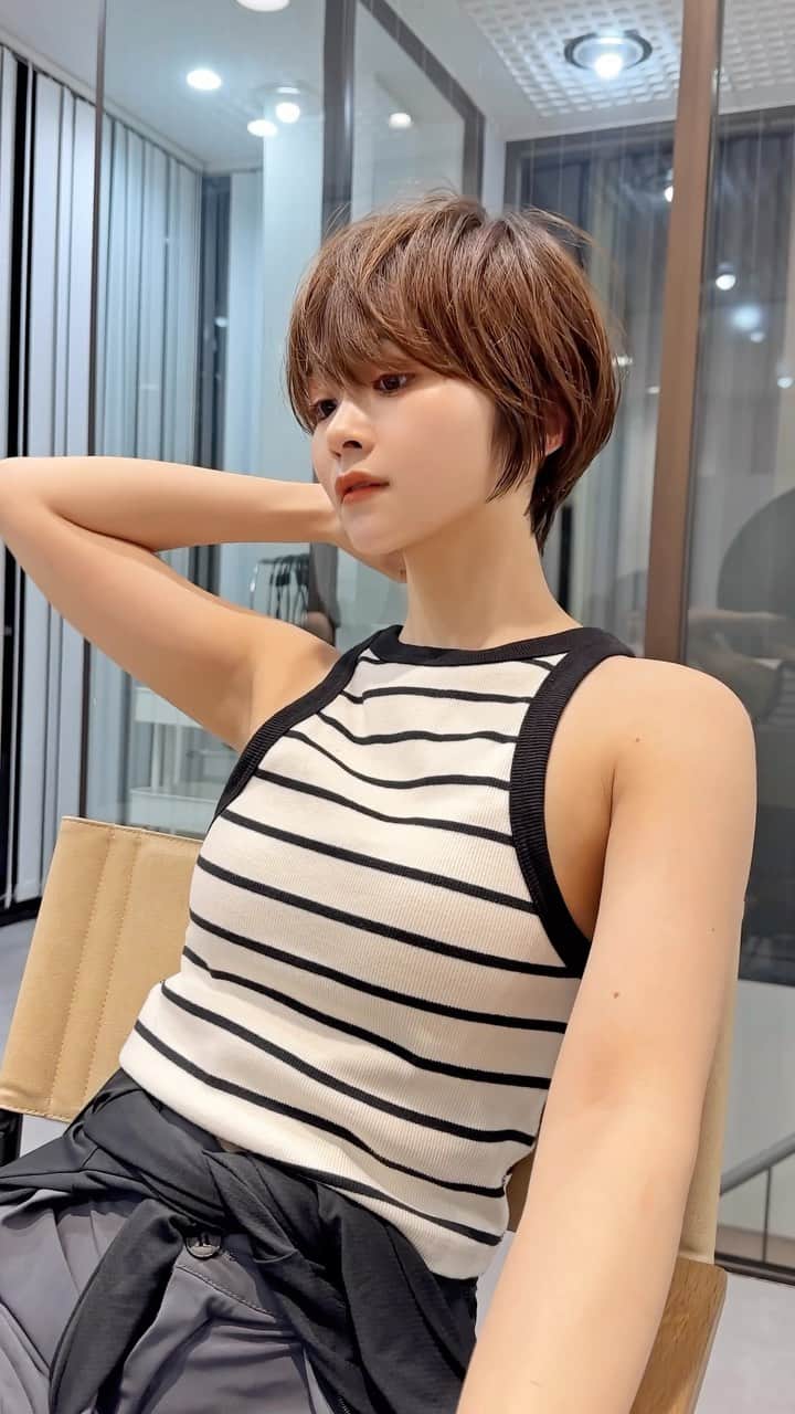 山内 大成 のインスタグラム：「ちょっとかっこいい雰囲気のショートボブ💇🧡襟足がキュッと引き締まり後ろがふわっとして可愛いです🤗✨✨✨  #ショートヘアスタイル#サイドスタイル#ヘアスタイル#ショートカット#ボブ#ショート#ショートヘア#ショートボブ#丸みショート#ショート女子#前髪カット」