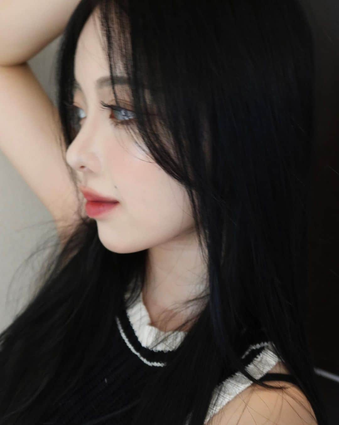 葉月ひまりさんのインスタグラム写真 - (葉月ひまりInstagram)「. レイヤーを入れて、光が当たると青っぽく見えるほど暗い黒に染めてもらいました🐈🖤 どう伝えてもいつも完璧に仕上げてくれる @ochi.hairstylist さん✩.*˚ 夏は前髪を伸ばしてみる💭  #レイヤーカット #韓国ヘア」7月28日 18時48分 - _00_h.m