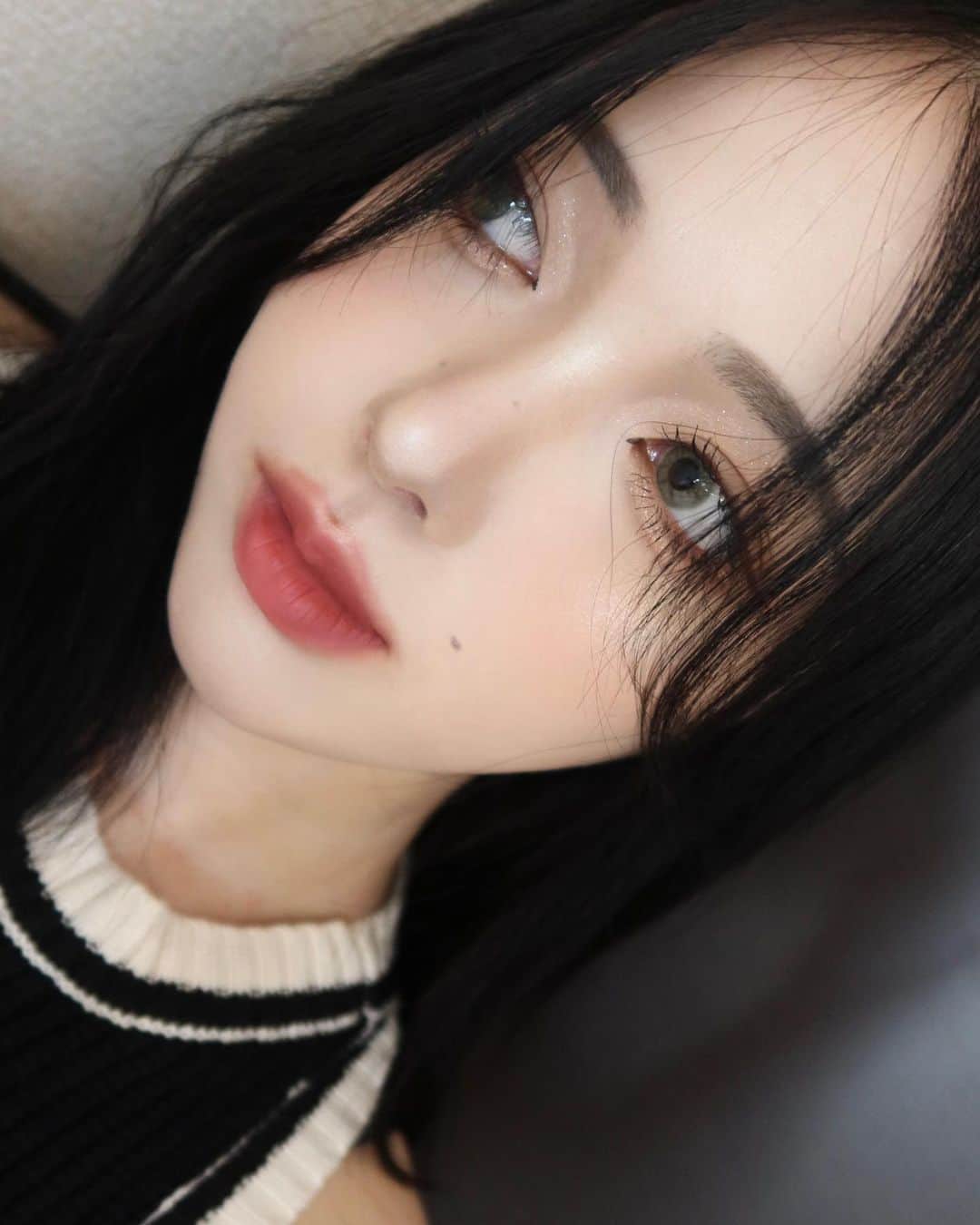 葉月ひまりのインスタグラム：「. レイヤーを入れて、光が当たると青っぽく見えるほど暗い黒に染めてもらいました🐈🖤 どう伝えてもいつも完璧に仕上げてくれる @ochi.hairstylist さん✩.*˚ 夏は前髪を伸ばしてみる💭  #レイヤーカット #韓国ヘア」