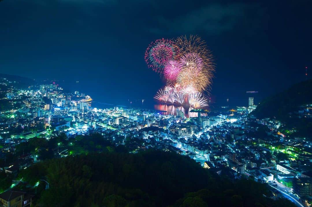 星野リゾート リゾナーレ 熱海さんのインスタグラム写真 - (星野リゾート リゾナーレ 熱海Instagram)「. 本日は、熱海海上花火大会です。  星野リゾート　リゾナーレ熱海は高台に建っているため、花火を見下ろすことができます！  約5,000発のフィナーレを飾る大空中ナイアガラは圧巻です💫  開催日は施設サイトよりご確認ください。  #星野リゾート #リゾナーレ #リゾナーレ熱海 #hoshinoresorts #risonareatami #熱海 #atami #熱海旅行 #伊豆旅行 #オーシャンビュー #絶景ホテル #oceanviewhotel #子連れ旅行 #熱海海上花火大会 #花火大会」7月28日 18時50分 - rnratami