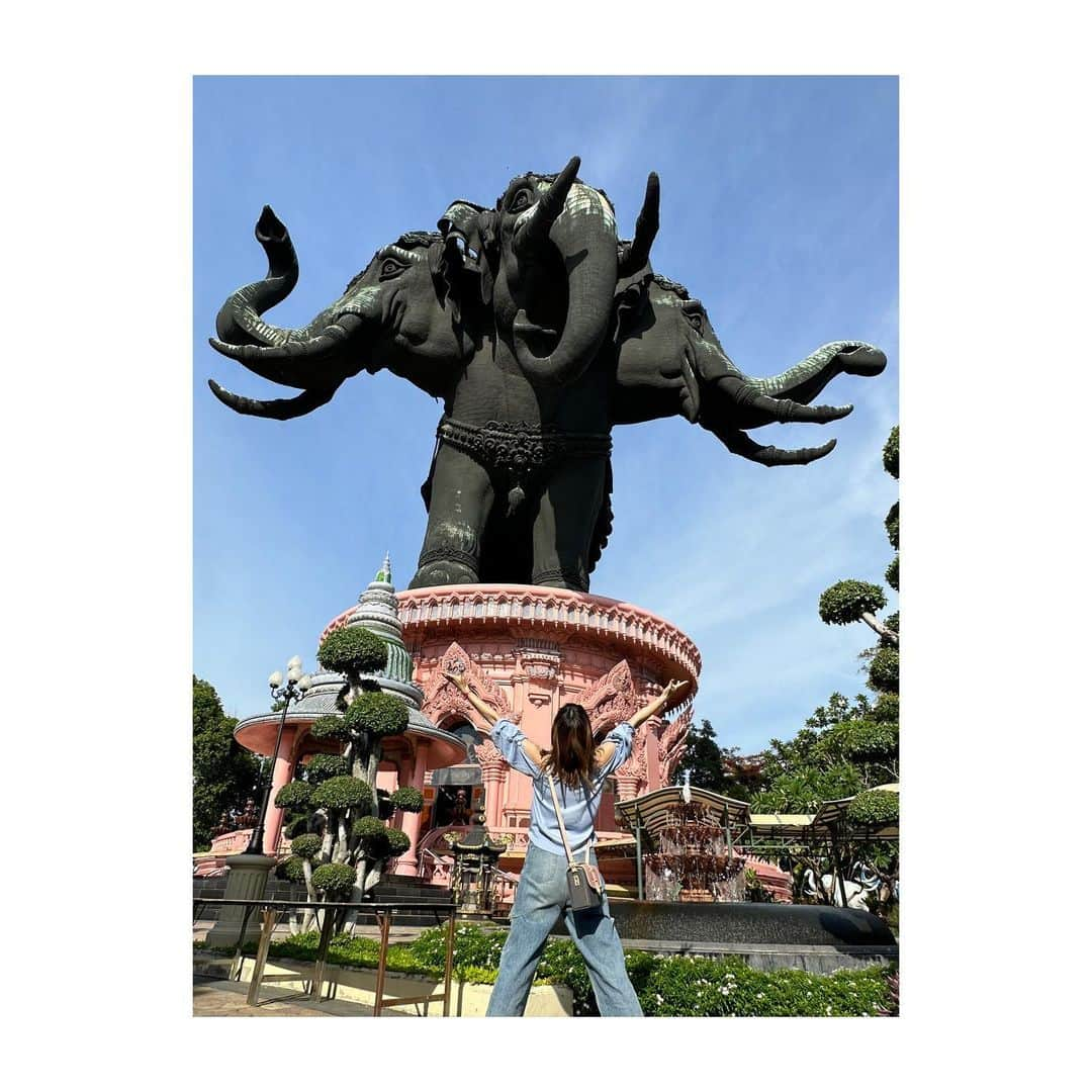 香音有希のインスタグラム：「エラワン博物館🐘 The Erawan Museum . 巨大な象は3つの頭を持つヒンドゥー教の神の乗り物とされる"エラワン"  どこをみても象の像w😂がたくさん🥹🩵 象好きにはたまらない..!!!!!! お友達のうみちゃんが渡泰している時に行きました もう1ヶ月くらい前...はやっこわっ！！！！(　ﾟдﾟ)  この巨大なエラワン、内部にも入れます、入ります🐘続く . . #TheErawanMuseum #エラワンミュージアム  #タイ留学 #タイ生活 #観光」