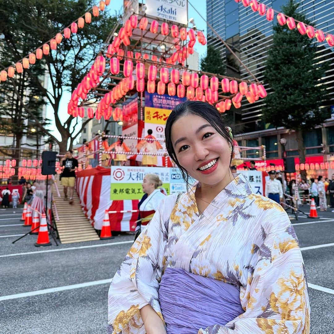 桜雪さんのインスタグラム写真 - (桜雪Instagram)「盆踊りの季節がきましたね！ 本日は笹塚サマーフェスティバルからの恵比寿盆踊りへ。 企画と準備、本当に大変だったと思いますが、開催に向けご尽力された皆様に感謝！ 飛び入りでもすぐ踊れて楽しいです…！  振り覚えるのは割と得意なのがここで生きている！笑  #恵比寿 #笹塚 #恵比寿盆踊り #笹塚サマーフェスティバル #笹塚住みとつながりたい」7月28日 18時52分 - yuki_12hsm