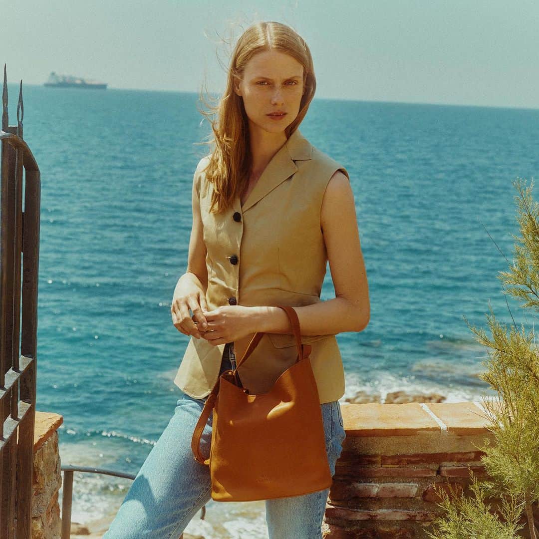 イルビゾンテさんのインスタグラム写真 - (イルビゾンテInstagram)「Sofie wearing the Bucket Bag in vintage cowhide leather - Le Laudi line.   #ilbisonte #sustainability #madeinitaly」7月28日 18時52分 - ilbisonteofficial