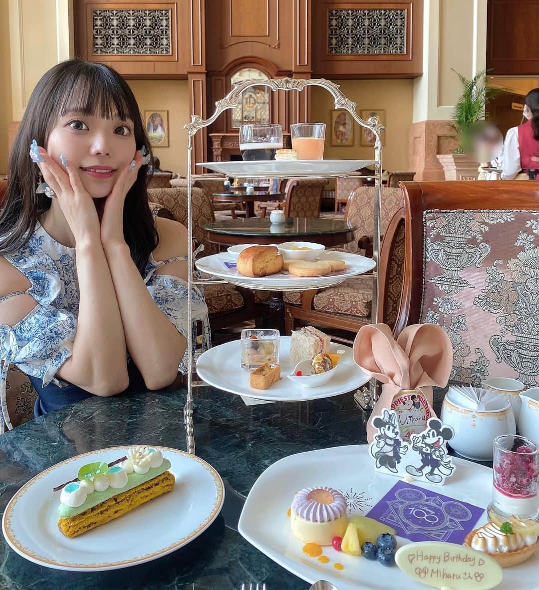 澤田美晴のインスタグラム：「お誕生日を迎えました〜👸🏼💗🎀  今年は体調を考えて夏のお誕生日ディズニーを断念したので😢 妹とドリーマーズラウンジとシェフミッキーへ🧚🏻‍♀️💫 ミッキーさんとキャストさんからたくさんのおめでとうをいただき、まるでパークにいるかのようでした🥲✨  そして！大好きな妹からはラウンジフライのシンデレラのバックをもらいました👸🏼💗💗 可愛すぎる〜！！！ 4枚目の写真に載ってるから見てみてね！🩷  みなさんいつも応援してくれて本当にありがとう！ 幸せをお届けできるように頑張ります！💐⭐︎  ばつ丸とハグの写真を添えて⭐︎笑」
