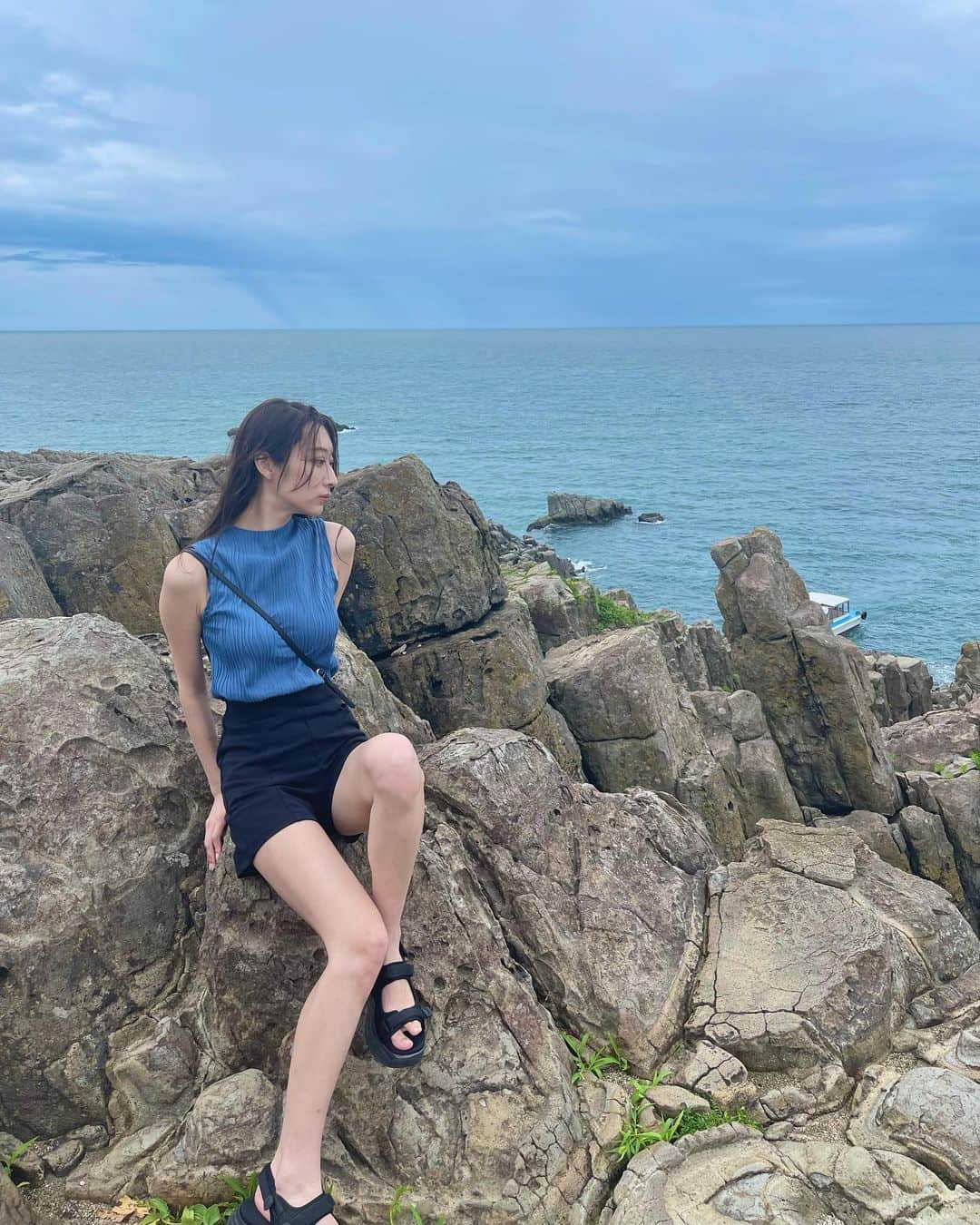 瀬名ひなののインスタグラム：「すごい高い崖があるところ🪨 垂直に削られてるから、先の方まで行くと真下に落ちちゃうんじゃないかとヒヤヒヤ🫠  ここは 📍東尋坊 福井県にあるよ🌊  この日の服装は上下ともSHEIN  トップス🔍 10748208 blue/XS ボトムス🔍 13788860  この短パン、ワンピの下に履こうと思って買ったけど丈夫すぎてそのまま履いてる😂  そして明日開催される SHEINのイベント  『めざましライブ【Da-iCE (op act︓THE SUPER FRUIT)】×TOKYO GIRLS COLLECTION〜ひまわりドリームステージ〜supported by SHEIN Group』  招待していただいたので、 参加させていただきます！  イベントひさしぶりだから楽しみ🫧  クーポンコード :TGC23BKO 2023/06/01~2023/08/31 0〜5999円 15%off 6,000円以上20%off  #SHEIN#SHEINコーデ #BeSHEINモデル#冒険王2023withSHEIN #冒険王TGCwithSHEIN#TGC23BKO #sheinコーデ #sheingals #東尋坊 #福井観光 #福井旅行 #BeSHEIモデル」