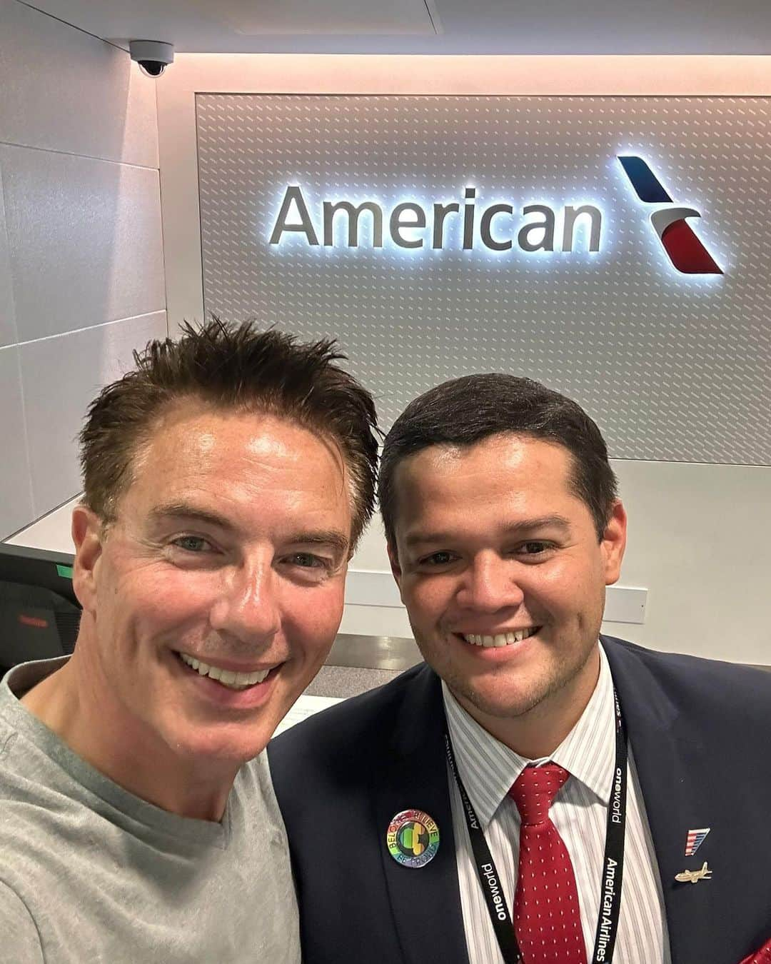 ジョン・バロウマンのインスタグラム：「"Kudos to @americanair for the outstanding service at Heathrow! 🌟 Despite a rough morning with delays and cancellations from a code share partner your staff especially Juan and Tas made us feel calm, comfortable and at home. Thanks for turning our travel experience around! #GreatService #Heathrow #lgbtqia #family #americanairlines #outstandingemployee @jcvelaszco24」