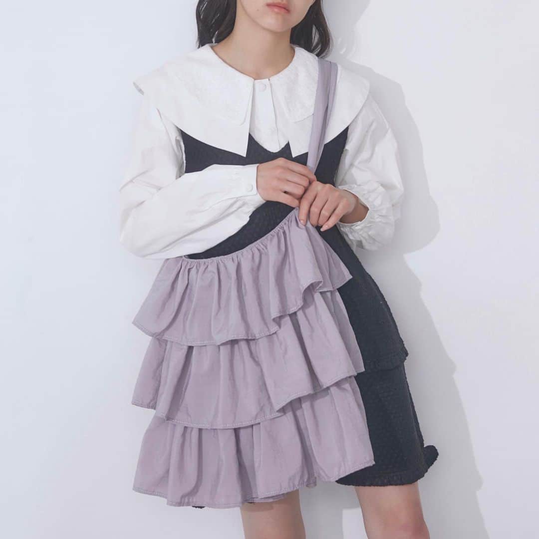 merry jennyのインスタグラム：「【 recommend ! 】 ㅤㅤㅤㅤㅤㅤㅤㅤㅤㅤㅤㅤㅤ 秋のおすすめitem！ topのURLから⇨  @merryjenny_instagram  ぜひcheckして下さいね！ㅤㅤㅤㅤㅤㅤㅤㅤ   〇 frilly tote bag col : o.white / i.blue / lavender / black ¥8,250 (tax in)  〇 チュールティアードワンピース col : ivory / lavender / black ¥12,100 (tax in) 　 　 #merryjenny # メリージェニー  #2023ss #summer #reflection #ワンピースコーデ #チュールワンピース」