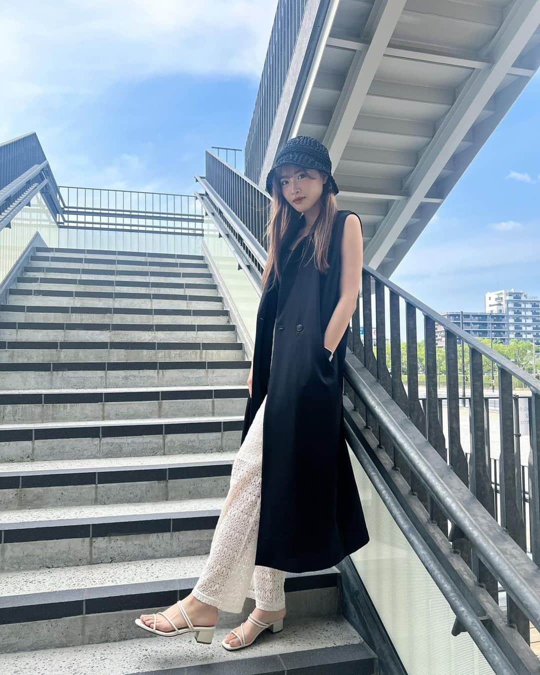 若林真帆のインスタグラム：「🖤 ． ． モノトーンな服はいつになっても好き︎^_^ 久しぶりにバケハ被った~   #ootd  #code  #夏服コーデ #モノトーンコーデ #socialgirl #sagaアリーナ」