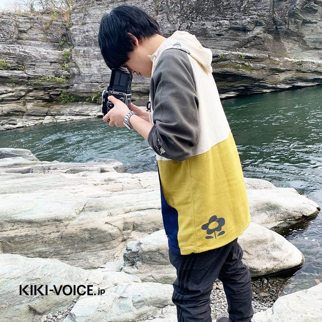 VOICE Newtypeのインスタグラム：「・ 「ボイスニュータイプ」のWEBサイト[KIKI]で連載中 声優・ #天﨑滉平 さんによる「天﨑滉平の春夏秋冬、キャンプ旅」 本日は撮影の際スタッフが収めた第3回のオフショット第2弾を公開📸  .  #キャンプ の醍醐味でもある #春夏秋冬 、 #四季折々 の #風景 を 天﨑さんがキャンプをする様子とともに読者に届ける #フォト ＆ #コラム 連載です。 毎月、天﨑さん自身の言葉でキャンプの楽しさや醍醐味などを綴ります。  .  今回は #コーヒー豆 を #焙煎 して おいしい #コーヒー をつくることに☕ #メイキングムービー もたっぷりお届け✨ ぜひ会員の方はお見逃しなく！  .  プロフィールのURLから[KIKI]にアクセス▶@voice_newtype  連載記事は「Journal 連載」のバナーからチェックできます🥰  ▼記事URL https://kiki-voice.jp/journal/1675  .  #KIKIVOICEJP #あまさキャンプ #声優 #ボイスニュータイプ #voicenewtype」