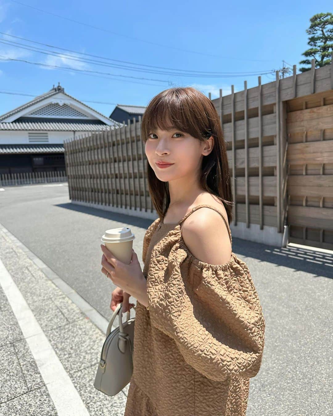 鈴木康代のインスタグラム：「もろもろあり病んで停滞していたのでリフレッシュしに瀬戸田へ、、🌊💻  ホテル近くのコーヒースタンド☕️ 商店街があって飲食店やカフェもたくさんあったので食事が毎回楽しかったです☺︎」