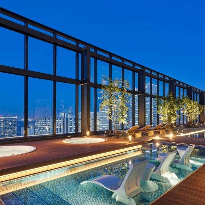レッツエンジョイ東京さんのインスタグラム写真 - (レッツエンジョイ東京Instagram)「みなとみらいの絶景を望む"天空のナイトプール"🌃🌙  今年5月にオープンした「三井ガーデンホテル横浜みなとみらいプレミア」。大型複合施設「横浜コネクトスクエア」の最上層（20階～27階）に位置し、エリアを一望できるロケーションが話題です。  20階の屋内外2カ所には「sky pool LA MAGNOLIA（スカイプール ラ マグノリア）」があり、屋外エリアには空と海を眺めながら入れるジェットバスも設置。プールサイドではバーのドリンク類も楽しめます。  宿泊だけでなく、日帰りのレストラン利用でも美しい景色を堪能できるので、週末のご褒美に出かけてみては？✨  🔸三井ガーデンホテル横浜みなとみらいプレミア 📍神奈川県横浜市西区みなとみらい 3-3-3 みなとみらい37街区「横浜コネクトスクエア」内 🚉みなとみらい  #レッツエンジョイ東京 #おでかけ #おでかけスポット #三井ガーデンホテル横浜みなとみらいプレミア #横浜 #みなとみらい #横浜旅行 #横浜観光 #横浜夜景 #みなとみらい夜景 #横浜デート #みなとみらいデート #横浜デートスポット #ホカンス #ホテルステイ #横浜ホテル #神奈川ホテル #記念日ホテル #ご褒美旅行 #記念日旅行 #夏休み旅行 #カップル旅行 #女子旅 #ホテル女子会 #ナイトプール #プール付きホテル #リゾートホテル #ホテル巡り #おこもりステイ」7月28日 19時01分 - lets_enjoytokyo