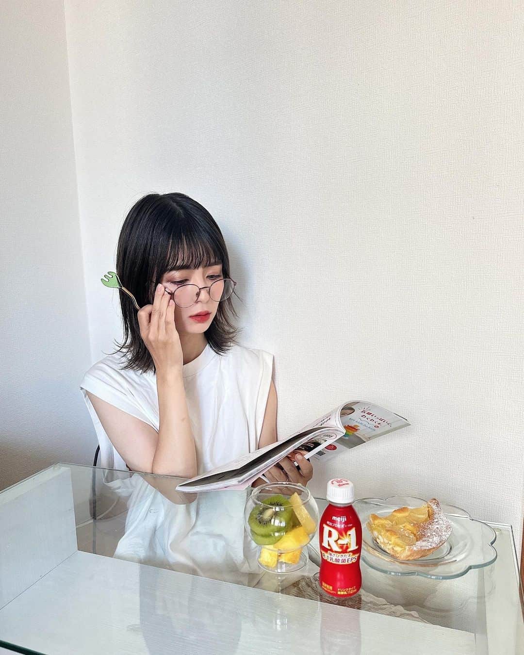 marikoのインスタグラム：「＊ .  どんどん暑くなってきたね☀ クーラーの部屋と外の気温変化で風邪ひかないように体調管理はしっかりしてるよ𖤐ˊ˗  . ＊ #体調管理#風邪予防#R1ヨーグルト#pr」