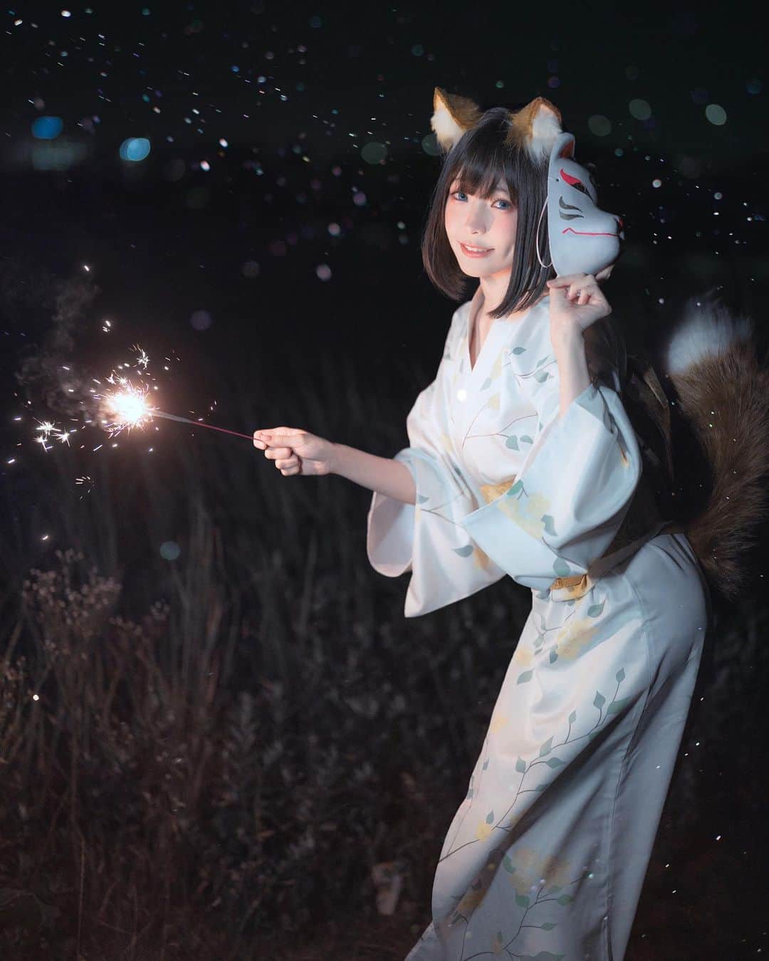 Elyさんのインスタグラム写真 - (ElyInstagram)「Memories of a Summer Yukata Date with Miss Fox, Fleeting like fireworks.🎇 "Please don't forget about me." Full 24 pics in this month set C💌 ✧～✧～✧  どんぎつねさんとの浴衣デート、 儚い思い出は花火のよう🎇  "私のこと、忘れないでね"  今月のCセット写真､24枚収録します✨ ✧～✧～✧  與狐狸小姐的夏日浴衣約會的回憶 彷彿像煙花般稍縱即逝🎇 "請不要忘記我喔"  完整寫真(24p)收錄在本月C組✨  #ely #elycosplay #cosplay #どんぎつね #ゆかた」7月28日 19時02分 - eeelyeee