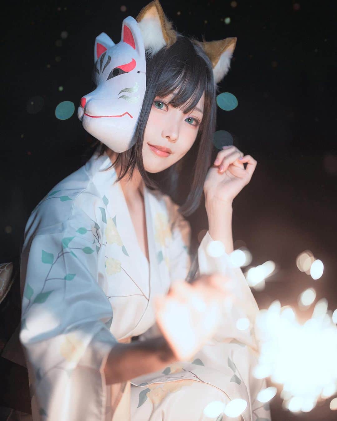 Elyのインスタグラム：「Memories of a Summer Yukata Date with Miss Fox, Fleeting like fireworks.🎇 "Please don't forget about me." Full 24 pics in this month set C💌 ✧～✧～✧  どんぎつねさんとの浴衣デート、 儚い思い出は花火のよう🎇  "私のこと、忘れないでね"  今月のCセット写真､24枚収録します✨ ✧～✧～✧  與狐狸小姐的夏日浴衣約會的回憶 彷彿像煙花般稍縱即逝🎇 "請不要忘記我喔"  完整寫真(24p)收錄在本月C組✨  #ely #elycosplay #cosplay #どんぎつね #ゆかた」