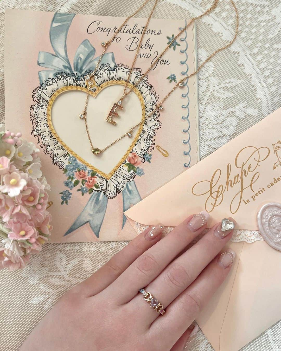 織田エリカのインスタグラム：「𝕚𝕟𝕚𝕥𝕚𝕒𝕝 𝕒𝕔𝕔𝕖𝕤𝕤𝕠𝕣𝕚𝕖𝕤💍👑  𓂃  @dreamnicker のイニシャルネックレスと ゴージャスなリング💍🤍  イニシャルは好きなやつを選べるよ🫶🏻 私はえりかのEにした💕  リングもいろんな色のストーンが付いていて とてもかわいい🩵🩷💚 ネイルにも合う💅🏻  𓂃  #ring #necklace #gold #goldaccessories #accessory #pr #myroom #room #interior #vintage #vintagegirl #antique #pink #cute #frenchgirl #girly #mery #rili_tokyo #ネックレス #アクセサリー #ピンク #指輪 #リング #ゴールドアクセサリー #アンティーク #ヴィンテージ #かわいい #フレンチガーリー #ヴィンテージガーリー #ヴィンテージライク」