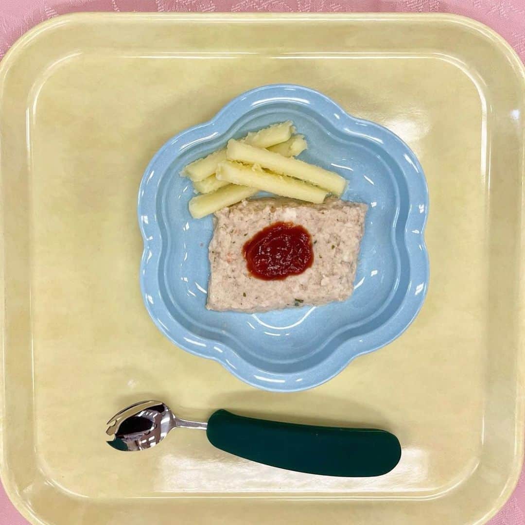 福岡女子短期大学さんのインスタグラム写真 - (福岡女子短期大学Instagram)「💎健康栄養学科2年生 「臨床栄養学実習」  ソフト食献立として 　◯エビのふわふわ焼き 　◯フライドポテト を調理しました👩‍🍳  嚥下調整食としても美味しく食べられるような 献立づくりに取り組みます🫧 自助食器（写真にあるフォークやスプーン）を 使っての食事体験も行いました。  #福岡女子短期大学  #健康栄養学科 #臨床栄養学  #臨床栄養学実習  #栄養士の卵　#栄養士のレシピ  #嚥下食 #嚥下調整食」7月28日 19時02分 - fukuoka_wjc
