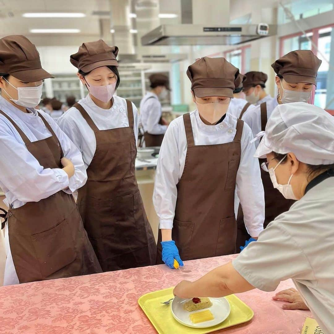 福岡女子短期大学さんのインスタグラム写真 - (福岡女子短期大学Instagram)「💎健康栄養学科2年生 「臨床栄養学実習」  ソフト食献立として 　◯エビのふわふわ焼き 　◯フライドポテト を調理しました👩‍🍳  嚥下調整食としても美味しく食べられるような 献立づくりに取り組みます🫧 自助食器（写真にあるフォークやスプーン）を 使っての食事体験も行いました。  #福岡女子短期大学  #健康栄養学科 #臨床栄養学  #臨床栄養学実習  #栄養士の卵　#栄養士のレシピ  #嚥下食 #嚥下調整食」7月28日 19時02分 - fukuoka_wjc