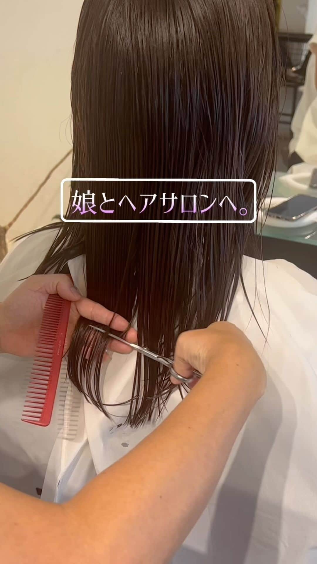 山本みらいのインスタグラム：「親子でヘアサロンは ちょっとしたイベント。  暑くてなかなか外で遊べないけど 帰りにアレンジもお願いしたら 大喜びだった日。  あ、私も案外ばっさりいったんですよ！？ 夏は外ハネしようかなと。 @beach_saku69  ありがとうございました！」