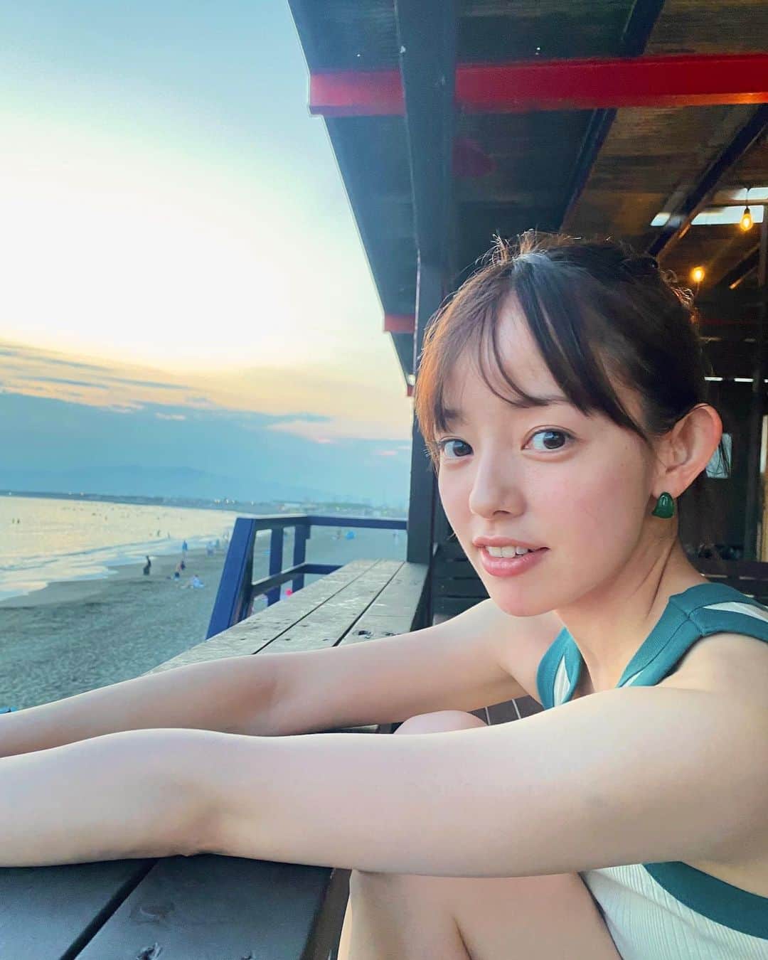柳生みゆさんのインスタグラム写真 - (柳生みゆInstagram)「夕方から行く江ノ島が好き！海の家でビール飲んで日が暮れてくのが心地いい🌅 真夏のシンデレラ見てるから、なっつん意識した格好で行った☺️🏖️SUPしたことないからしたいなぁ。 #江ノ島#海の家#真夏のシンデレラ」7月28日 19時14分 - miyu_yagyu