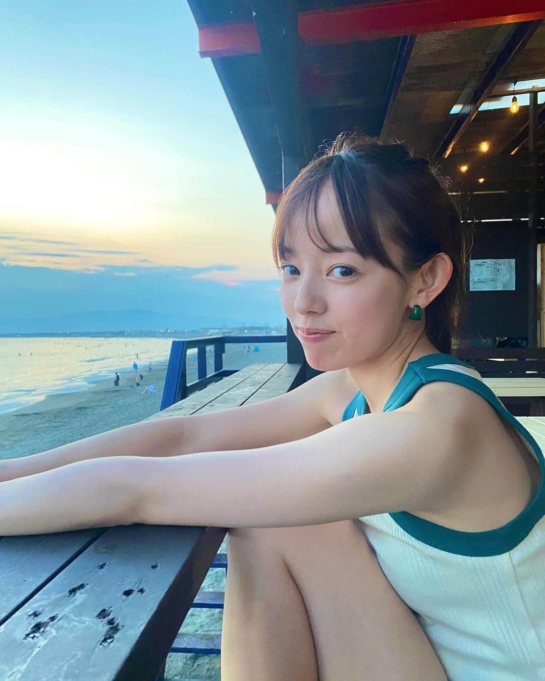 柳生みゆさんのインスタグラム写真 - (柳生みゆInstagram)「夕方から行く江ノ島が好き！海の家でビール飲んで日が暮れてくのが心地いい🌅 真夏のシンデレラ見てるから、なっつん意識した格好で行った☺️🏖️SUPしたことないからしたいなぁ。 #江ノ島#海の家#真夏のシンデレラ」7月28日 19時14分 - miyu_yagyu