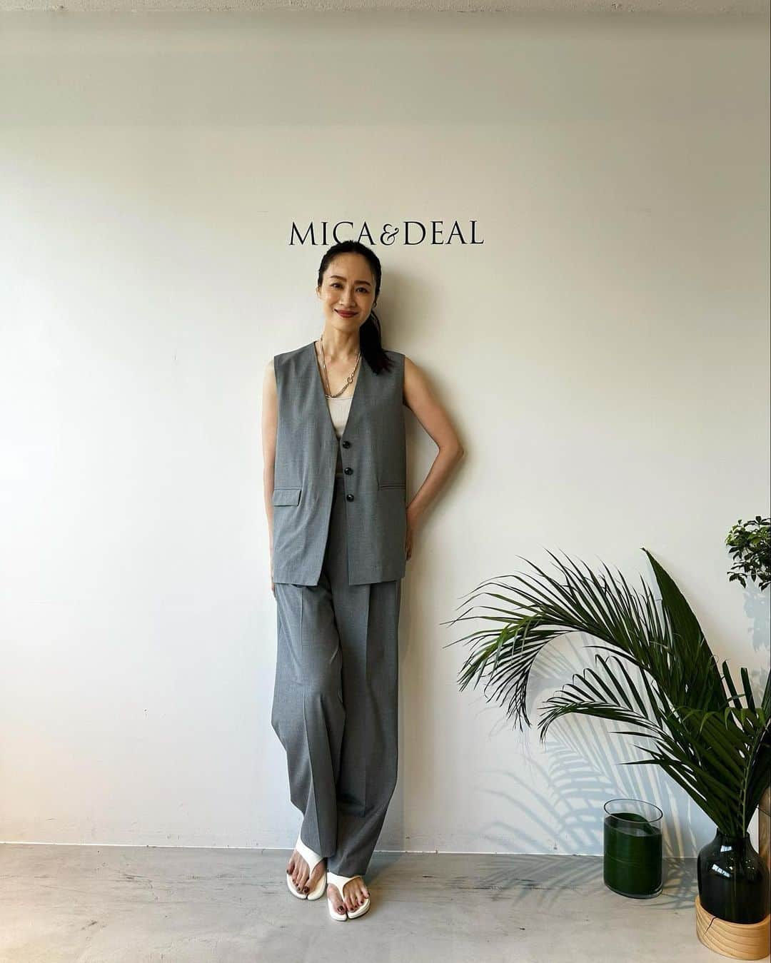 樹神のインスタグラム：「MICA&DEAL (マイカ&ディール) marmors(マルモア) 2024SS 合同展示会におじゃましてきました。  どこかカチッとしてしまいそうなグレーのジレのセットアップも、MICA&DEALらしく、女らしさやリラックス感がほんとに程よくて。 素敵でした♡  @micaanddeal_official  @marmors_official   @paes_parentheses   #2024ss #micaanddeal #marmors #マイカアンドディール #マルモア  @yukari_t0209  お誘いありがとうございます♪♪」