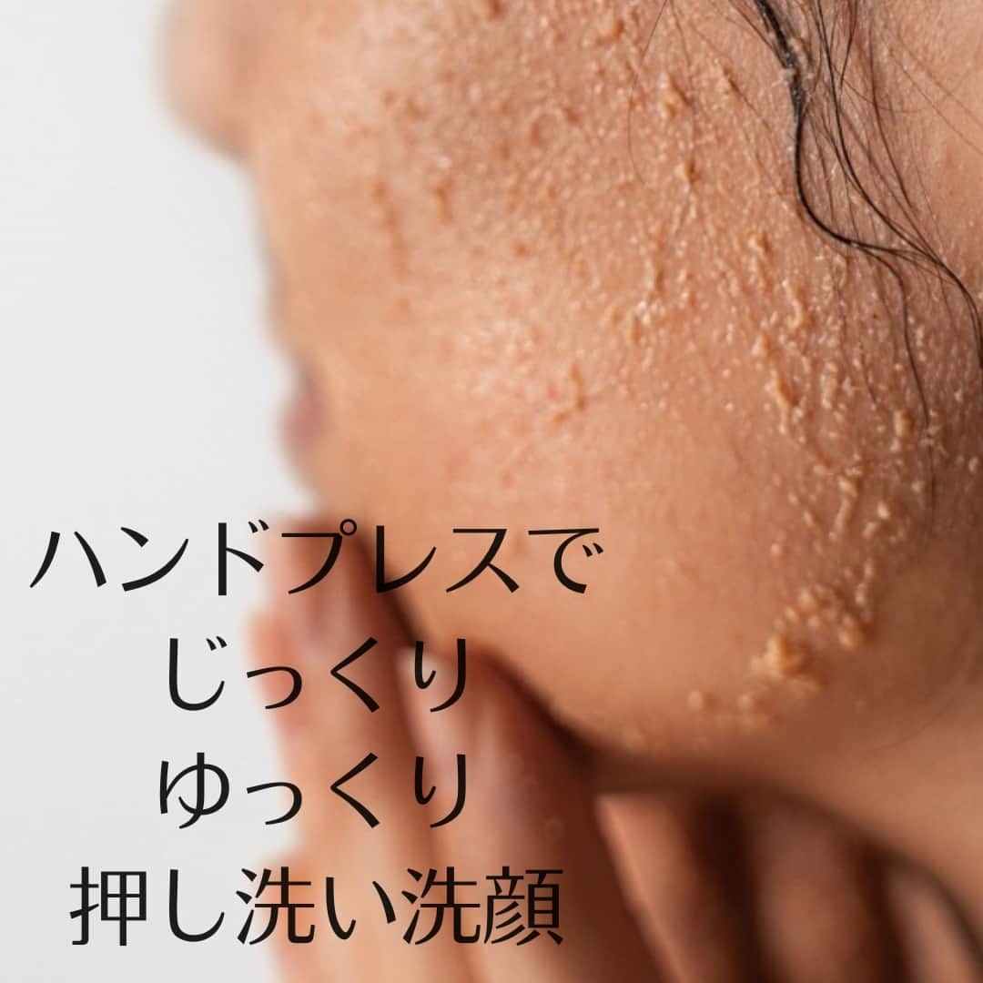 Dr. Hauschka Japan ドクターハウシュカさんのインスタグラム写真 - (Dr. Hauschka Japan ドクターハウシュカInstagram)「Dr.ハウシュカのNo.1ユニークであり  シグニチャーアイテム 🏵️クレンズクリーム🏵️  Dr.ハウシュカでは効果的な洗顔には必ずしも界面活性剤を使用する必要はないと考えています。肌の自然な働きやリズムに寄り添って、押し洗い洗顔しながらお肌に栄養を与える洗顔料です。  クレンズクリームの独自の配合は、唯一無二です。カレンデュラ、カモミール、アンチリスブルネラリアなどの植物エキスをベストな組み合わせにより、肌バランスを整えていきます。  オートミールのようなテクスチャーは、アーモンドと植物オイルによって織りなされた濃厚でクリーミーなペーストです。ペーストを軽くしめらせて、肌に優しく何度もハンドプレスすることにより、汚れや老廃物を優しくオフすることができます。  ペーストに配合されている植物オイルとエキスが、お肌のうるおい・水分バランスを保つ肌バリアを守りながら洗い上げてゆきます。使い続けることで、毛穴を引き締め、透明感などが出てきます。クレンジングミルクやクレンジングバームとも最高の相性なのです。😊  #ドクターハウシュカ #クレンズクリーム#敏感肌に使える#オーガニックコスメ#1967年からずっとオーガニック#100％ナチュラル #オーガニックライフ#ナチュラルコスメ #乾燥対策#スキンケア難民#オーガニックコスメ#洗顔料#オーガニックスキンケア」7月28日 19時14分 - drhauschkajapan