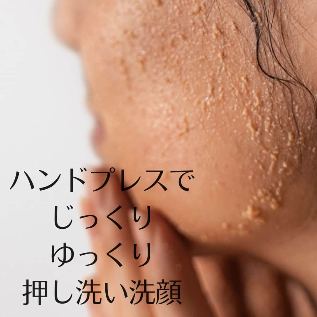 Dr. Hauschka Japan ドクターハウシュカのインスタグラム：「Dr.ハウシュカのNo.1ユニークであり  シグニチャーアイテム 🏵️クレンズクリーム🏵️  Dr.ハウシュカでは効果的な洗顔には必ずしも界面活性剤を使用する必要はないと考えています。肌の自然な働きやリズムに寄り添って、押し洗い洗顔しながらお肌に栄養を与える洗顔料です。  クレンズクリームの独自の配合は、唯一無二です。カレンデュラ、カモミール、アンチリスブルネラリアなどの植物エキスをベストな組み合わせにより、肌バランスを整えていきます。  オートミールのようなテクスチャーは、アーモンドと植物オイルによって織りなされた濃厚でクリーミーなペーストです。ペーストを軽くしめらせて、肌に優しく何度もハンドプレスすることにより、汚れや老廃物を優しくオフすることができます。  ペーストに配合されている植物オイルとエキスが、お肌のうるおい・水分バランスを保つ肌バリアを守りながら洗い上げてゆきます。使い続けることで、毛穴を引き締め、透明感などが出てきます。クレンジングミルクやクレンジングバームとも最高の相性なのです。😊  #ドクターハウシュカ #クレンズクリーム#敏感肌に使える#オーガニックコスメ#1967年からずっとオーガニック#100％ナチュラル #オーガニックライフ#ナチュラルコスメ #乾燥対策#スキンケア難民#オーガニックコスメ#洗顔料#オーガニックスキンケア」