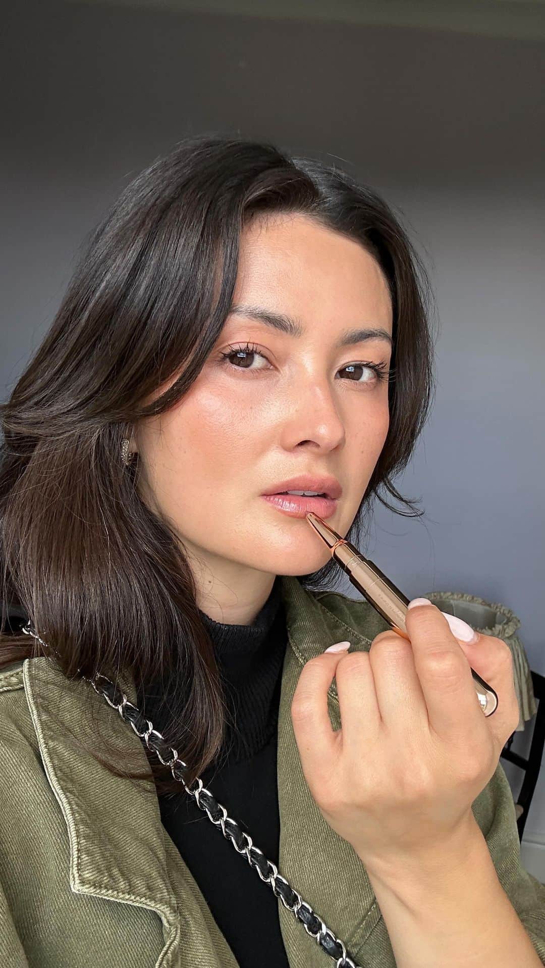 ペオニー・リムのインスタグラム：「LIVE • skincare and makeup routine  Glowy easy bronze. Minimal products.  Products featured… @intuisse eye masks @sekkeizuofficial am serum  @sculptedbyaimee beauty base and line &shine (rose) @hourglasscosmetics hydrating skin tint (9), vanish concealer (cedar) and ambient lighting palette,  @merit bronze balm (Seine and clay)  @tomfordbeauty blush (inhibition)  @bite_beautyy upswing mascara  @seedtoskintuscany dew mist  @hermes un jardin à cythère  Outfit  Body coming soon 😍 Jeans @levislondon  Jacket @donnaidadenim  Bag @chanelofficial  Scarf @massimodutti  Shoes @etsyuk @walk.heart   Includes press samples and gifts #peonylimbeauty」