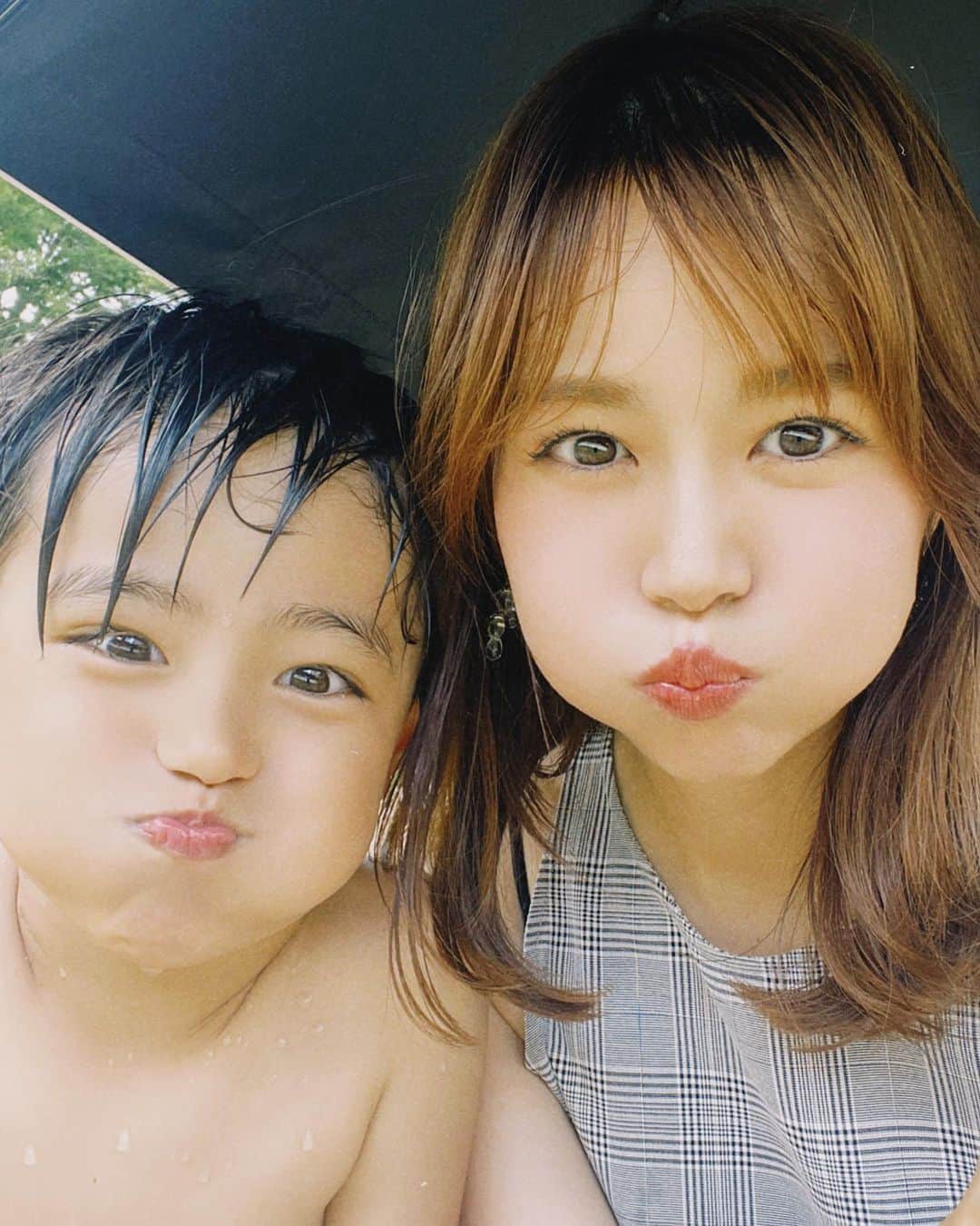 日下部ゆいこのインスタグラム：「. . 長男と私。 . まぁ、似てるって言われるのは わかる気は、します。 . . 目と鼻は全く同じ。 . . 親子揃って熱中症気味。 皆さんも気をつけてくださいね。 . . #男の子＃男の子ママ#男の子兄弟#5歳#2歳」