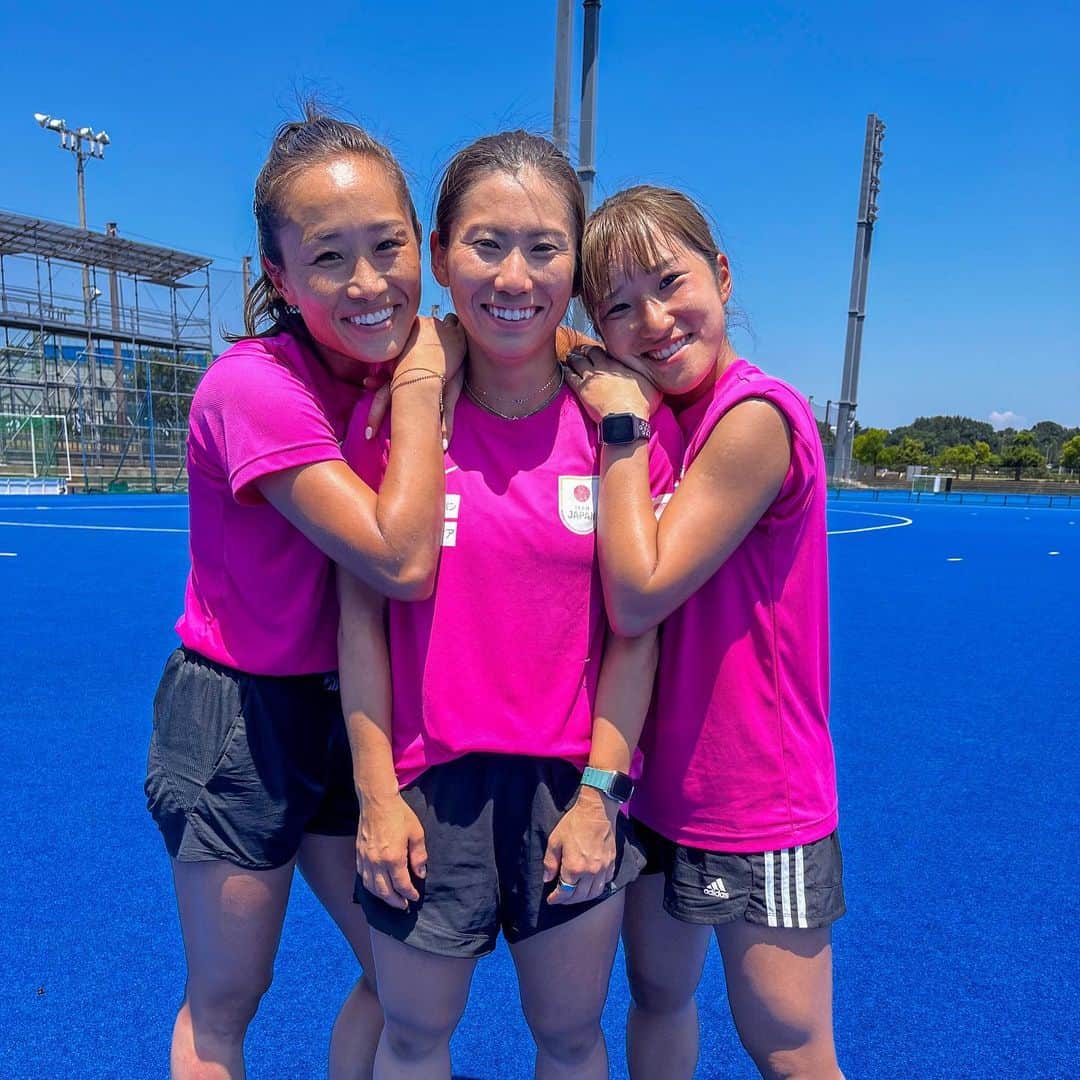 及川栞のインスタグラム：「... Always grateful🤍🩷🖤 @nagai__yuri @____mikty   #teammates#hockey#international#sakurajapan#team#friends#thankful#grateful#support#smile#cozy#beauty#strong#camp#summer#heat#effort」