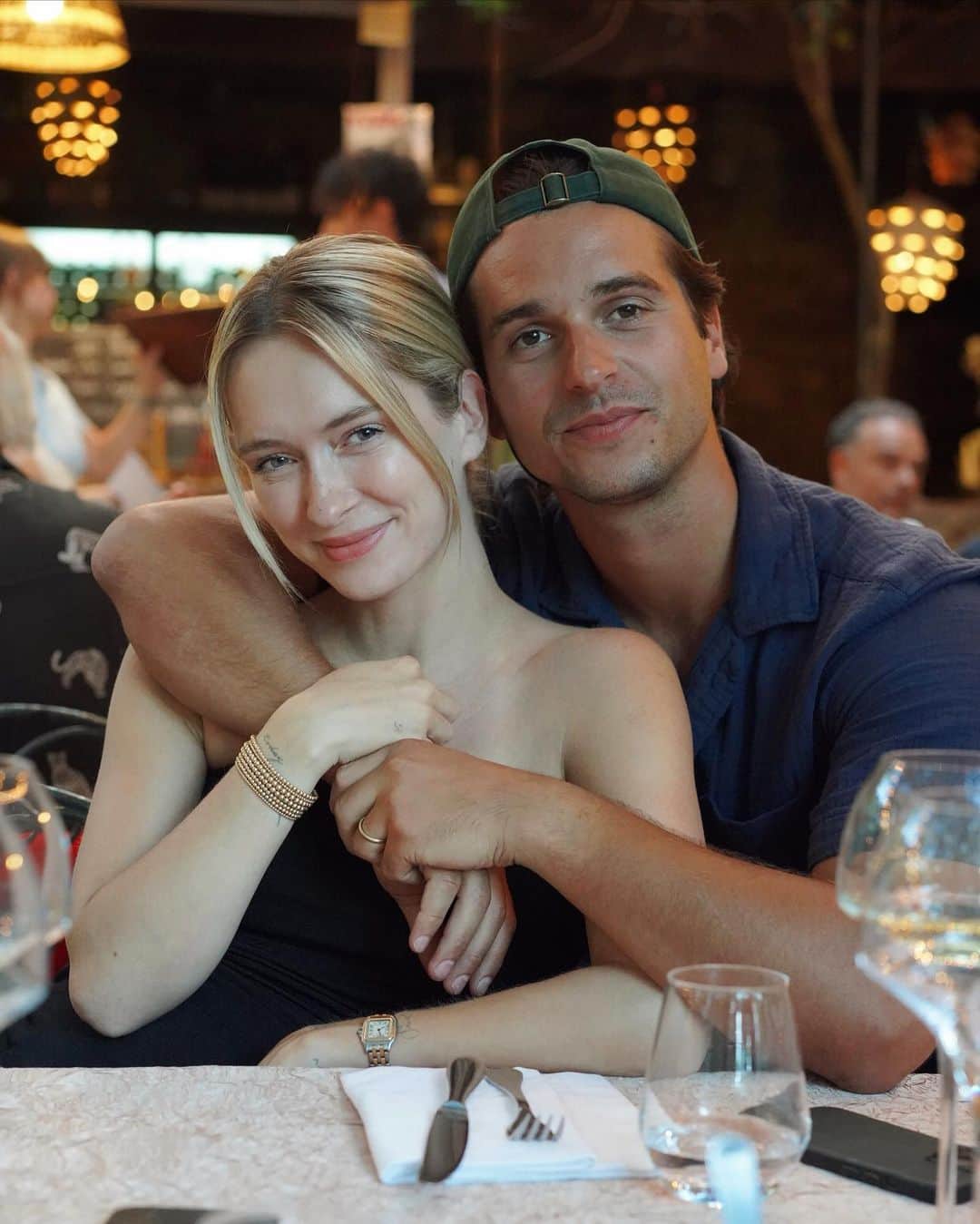 ライアン・マイヤーのインスタグラム：「When you thought you got a tan until you sit next to your husband」