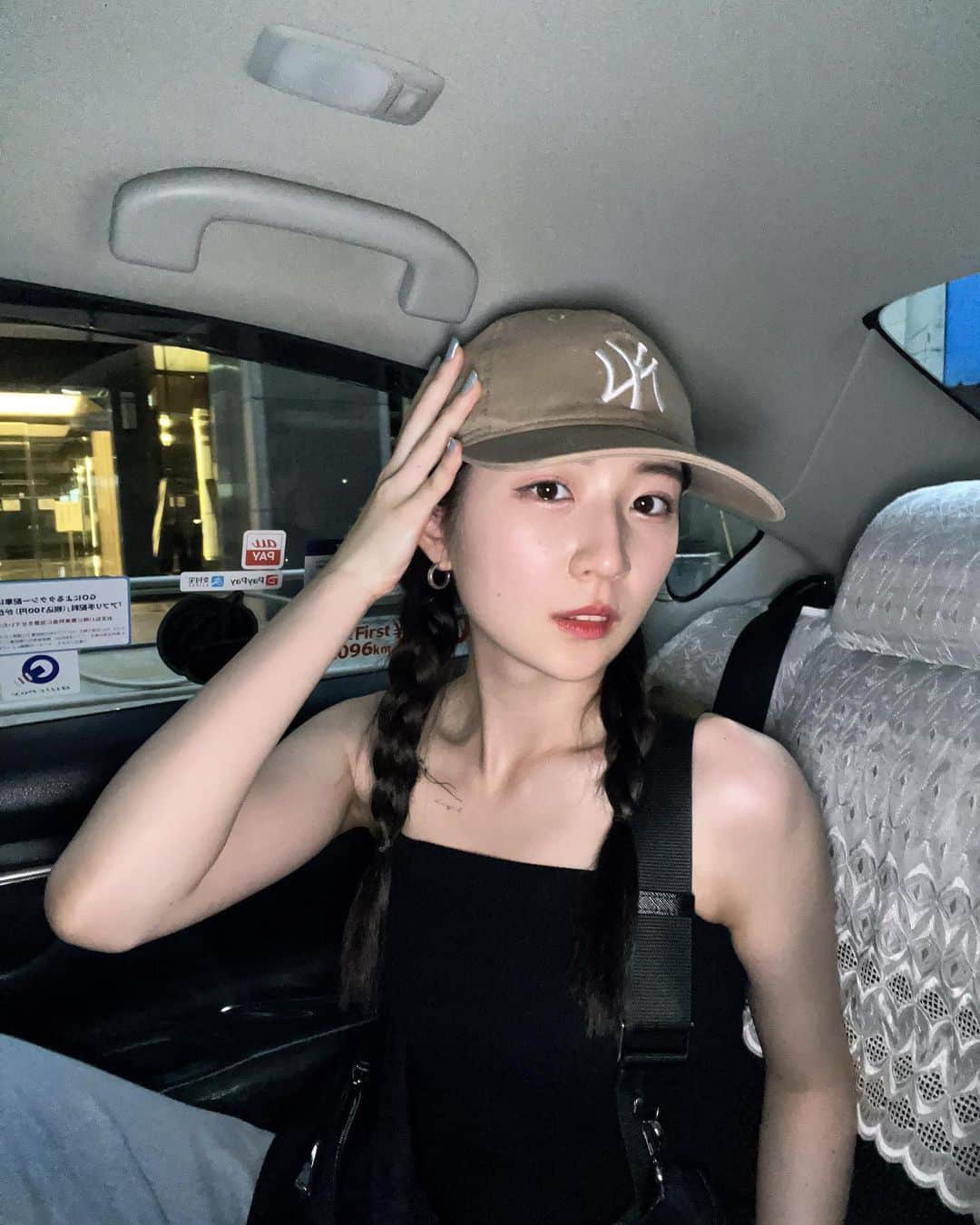 雨宮凜々子のインスタグラム：「夏はキャミ派なのでタトゥーシールが映えて可愛い💐 . . この日だけ暑すぎてタクシー乗っちゃった勘弁🙇‍♀️🚖  #タトゥーシール #夏コーデ #海外ファッション #海外ヘア #自撮り #셀카 #selfie」