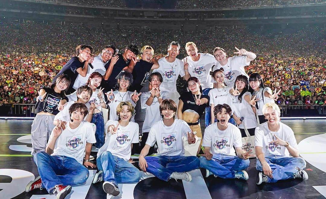 けーすけのインスタグラム：「Creator Dream Fes 📣 下積み時代から切磋琢磨し合い共に頑張ってきたクリエイターの仲間達と、こうして東京ドームの舞台に立てて本当に最高でした。 楽しすぎて全ステージ、全クリエイターめちゃめちゃ輝いててすげえカッコよくて鳥肌の連続でした。 サプライズであったサマデイ(コムポワールver)、実は1週間前のリハで決まったのはここだけの話！！笑、やまとにジャブ程度でコムドット出てきたら？って言ったら「やりますか！上に相談してみます！！」って実現させてくれました😂新曲も披露出来たし、みんな盛り上げてくれてありがとう！！  今回の”東京ドーム”という大舞台に立てた事、 コムドットの力無しでは立ててない事は全クリエイター分かってると思う。でも今回のCDFを通して”もっと頑張ろう”もっと飛躍してやろう”ってより強い気持ちにもさせてくれたし、またみんなで大きい舞台に立ちたいと素直に思ったし、また呼んで貰えるように走り続けないとなって思いました！！  そして主催してくれたコムドットのみんな、プロデューサーのやまと、本当に本当にお疲れ様！！こんな最っ幸な舞台に呼んでくれてありがとう！！ 関係者のみなさん、スタッフさんもありがとうございました。  あ、最後に、みんなでやった『あーい』最高だったよ！！  そしてここから8月が始まります。 全力のエスポ動画超お楽しみに！！  Photographer: 上飯坂一  #CDF #CreatorDreamFes #東京ドーム #夢 #夏」