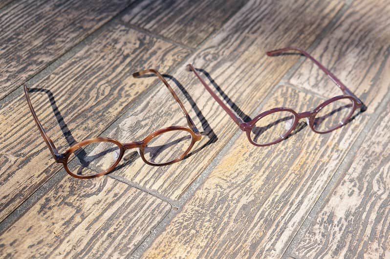 MYKITA SHOP TOKYOのインスタグラム：「【MYKITA  ACETATE ESSENCE "JOJO"】  いつもご覧いただき誠にありがとうございます。 本日は7/21より先行発売中の ACETATE CollectionよりJOJOをご紹介させていただきます。  本コレクションは３つのシリーズで構成されており、その中のESSENCEはタイムレスなシェイプを細身なアセテートで表現しました。 JOJOはラウンドシェイプですが、細身なアセテートを使用している為個性が強調されず、柔らかな印象のモデルです。  イベント期間中の8/6までMYKITA ACETATEをご購入の方にMYKITA別注カラーレンズを、特別価格にてご用意しております。 JOJOをサングラスとしてお使いいただくのもおすすめしております、ぜひこの機会に店頭にてご覧ください。  MYKITA ACETATE ESSENCE "JOJO"  Thank you very much for visiting our website. Today, we would like to introduce JOJO from the ACETATE Collection, which has been on sale since July 21.  This collection consists of three series, of which ESSENCE is a timeless shape expressed in slim acetate. JOJO is a round shape, but the use of slim acetate makes it less distinctive and gives a softer impression.  MYKITA will be offering a special price for MYKITA special order color lenses to those who purchase MYKITA ACETATE until 8/6 during the event period. We also recommend using JOJO as sunglasses, so please take this opportunity to visit our stores.  _____ #mykita  #mykitaacetate  #eyewear  #eyewearfashion  #マイキータ #メガネ」