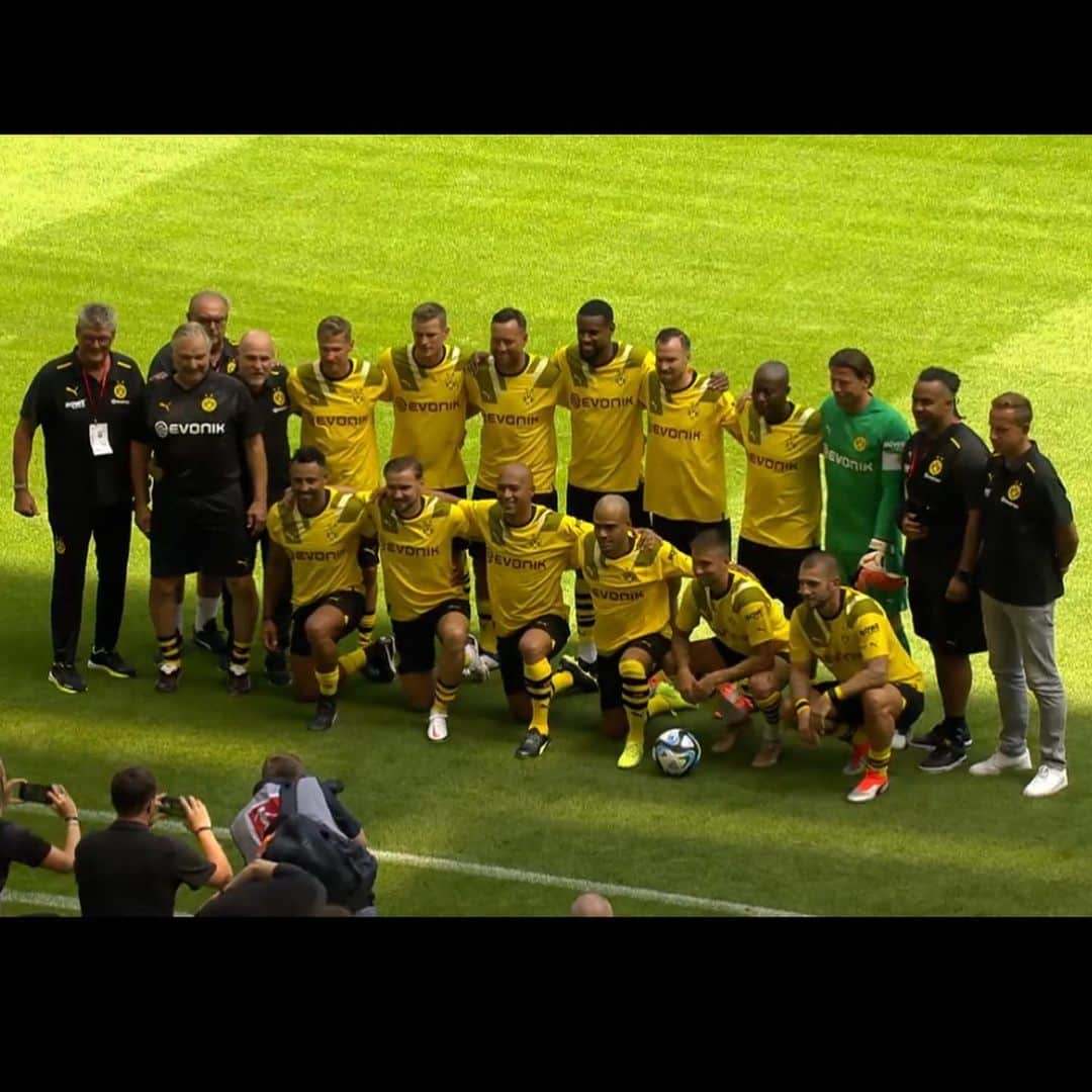 ローマン・ヴァイデンフェラーさんのインスタグラム写真 - (ローマン・ヴァイデンフェラーInstagram)「Legendenmatch Bayern vs BVB.  10 Jahre nach dem Champions-League-Finale im Londoner Wembley-Stadion trafen die damaligen Bayern- und BVB-Spieler im Legendenmatch vor 45.000 Zuschauer in München aufeinander. Immer wieder schön, alte Freunde, Kollegen und auch den Gegner zu treffen. #Legendenspiel @bvb09 @fcbayern #10JahreWembley」7月28日 19時22分 - romanweidenfeller