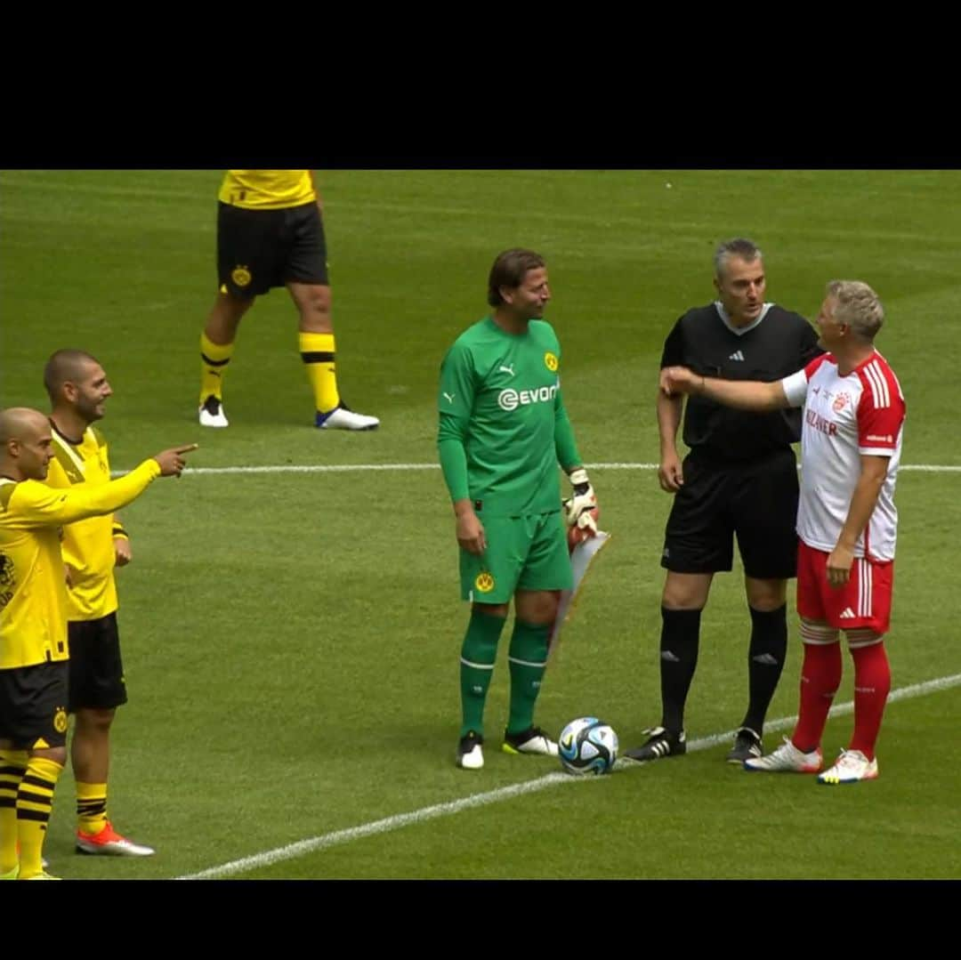 ローマン・ヴァイデンフェラーさんのインスタグラム写真 - (ローマン・ヴァイデンフェラーInstagram)「Legendenmatch Bayern vs BVB.  10 Jahre nach dem Champions-League-Finale im Londoner Wembley-Stadion trafen die damaligen Bayern- und BVB-Spieler im Legendenmatch vor 45.000 Zuschauer in München aufeinander. Immer wieder schön, alte Freunde, Kollegen und auch den Gegner zu treffen. #Legendenspiel @bvb09 @fcbayern #10JahreWembley」7月28日 19時22分 - romanweidenfeller