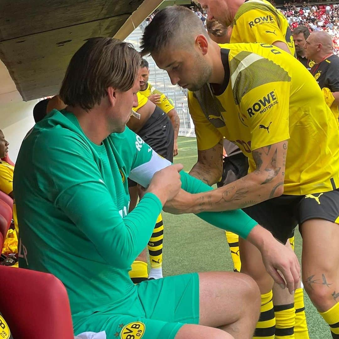 ローマン・ヴァイデンフェラーさんのインスタグラム写真 - (ローマン・ヴァイデンフェラーInstagram)「Legendenmatch Bayern vs BVB.  10 Jahre nach dem Champions-League-Finale im Londoner Wembley-Stadion trafen die damaligen Bayern- und BVB-Spieler im Legendenmatch vor 45.000 Zuschauer in München aufeinander. Immer wieder schön, alte Freunde, Kollegen und auch den Gegner zu treffen. #Legendenspiel @bvb09 @fcbayern #10JahreWembley」7月28日 19時22分 - romanweidenfeller