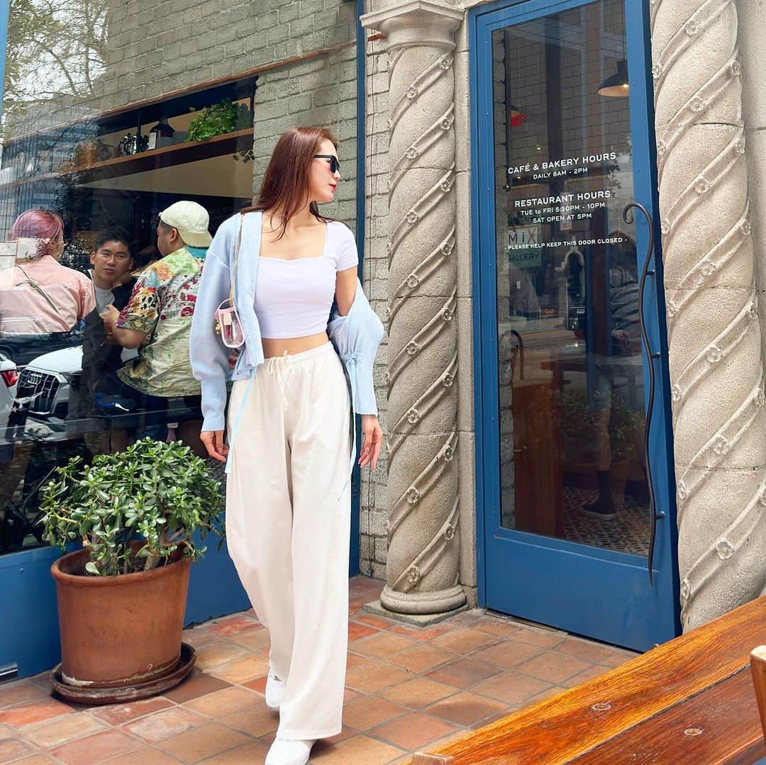 市原佑梨のインスタグラム：「April 🇺🇸 LA    Af😋☺️😇  🩵@republiquecafebakery  🤍@greatwhite  🩷@kimvosalon」