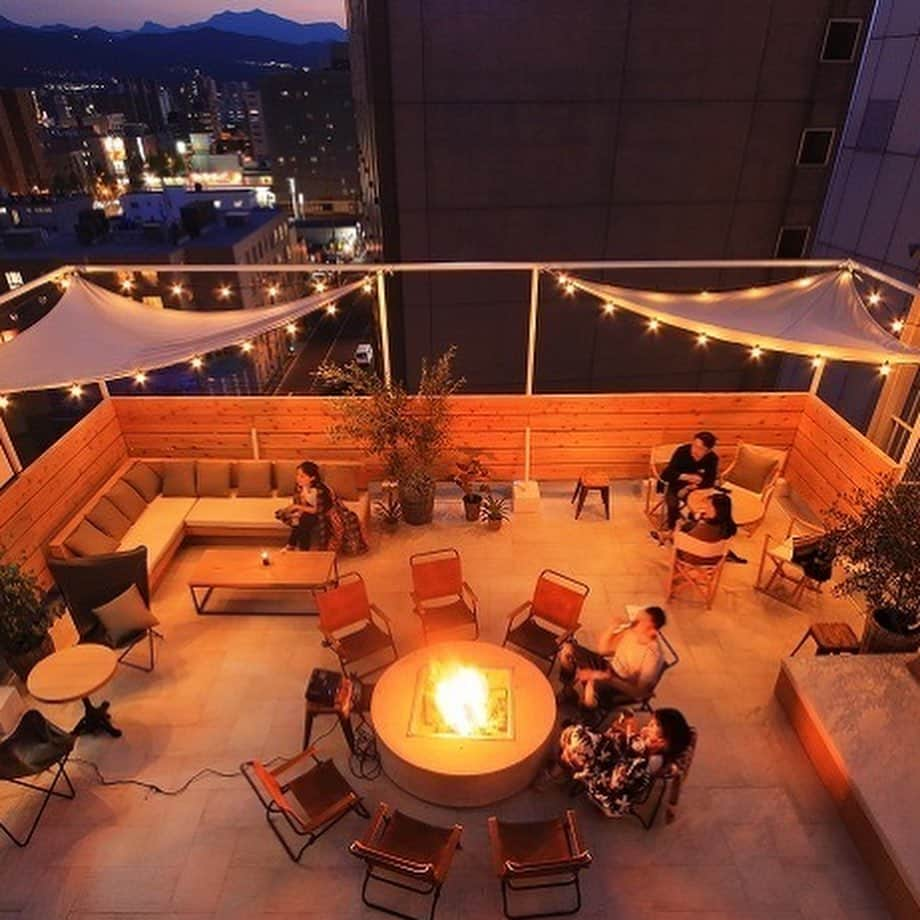 UNWIND HOTEL&BAR THE LODGE-LIKE HOTELのインスタグラム：「_ 札幌の中心部に位置しながらキャンプのような時間を過ごしませんか？ パチパチと焚き火の音と薪の香り、心地よい自然の夜風を感じながら、友人や家族と語らう特別な時間。  ぜひUNWINDの雰囲気を感じにいらしてください。⁠  Bar Ignis⁠ ⁠ 宿泊者限定FREEWINE:17:00~18:30⁠ ⁠OPEN：19:30~⁠ CLOSE：23:30(L.O.23:00)⁠  📍@unwind_hotel_sapporo  ロッジライクの非日常感な体験ができる ライフスタイルホテルです。 ---------------------------------  #unwindhotelandbarsapporo⁠ #アンワインドホテルアンドバー札幌  #hotelunwind #ignis#イグニス#unwindkitchen⁠ ⁠ #札幌 #北海道 #北海道旅行 #札幌ホテル #中央区 #札幌バー #札幌bar #札幌グルメ #バー #バー巡り #クラフトジン  #ルーフトップ #バーテンダー #テラス #焚き火⁠ #sapporo #sapporobar #sapporohotel #hokkaidohotel #hokkaido #hokkaidotrip #japanesebar #craftgin #bartender」