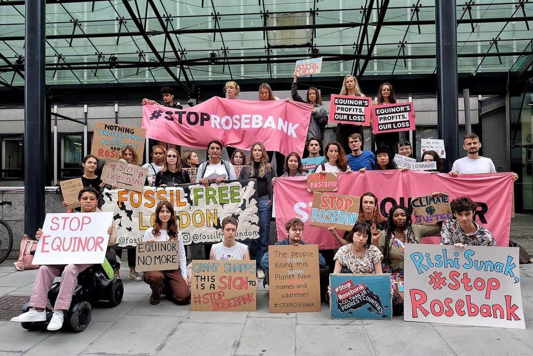 グレタ・トゥーンベリのインスタグラム：「Week 258. Today I joined climate activists from @stopcambo to demand the UK and Norway to #StopRosebank.  If approved, extracted and burned, this one oil field would produce more CO2 than 28 countries in the Global South do in a year.  Global leaders have been told time and time again that we can't have any more new oil and gas if we want to limit global warming to 1,5°C. Yet the UK and Norwegian state-owned oil giant @equinor want to push through this disaster.  @Equinor made record-breaking profits last year by causing record-breaking temperatures across the world. And it would get billions in tax breaks to open this disastrous field. Even though it would do nothing to lower energy bills or energy security.  For a safe climate and affordable energy, rich countries like the UK must stop expanding oil and gas production. The first step is to #StopRosebank.  You can help. Go to @stopcambo to find out more and get involved in the campaign. 📸: @protests_photos」