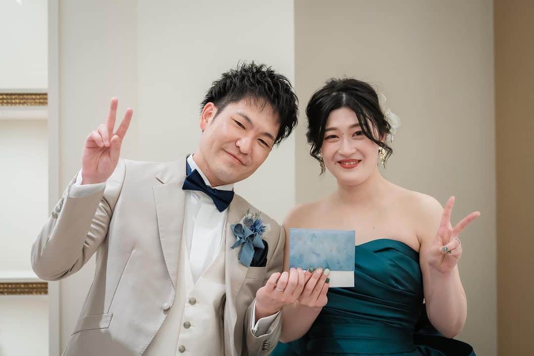 アニヴェルセル 大阪 公式のインスタグラム：「・  ご新郎様からご新婦様へ サプライズのお手紙…♡  普段は少し照れ臭くて言えない、感謝の気持ちを伝える、結婚式ならではのシーンです。  ＿＿＿＿＿＿＿＿＿＿＿＿＿＿＿＿＿＿＿＿＿＿  大阪・難波の結婚式場 アニヴェルセル 大阪 @anniversaire_osaka  ▫️ドレスが映えるロイヤルブルーの大聖堂 ▫️天候に左右されないフラワーシャワースペース ▫️なんば駅すぐに佇むお城のような外観  特別な空間で憧れのウェディングが叶います ＿＿＿＿＿＿＿＿＿＿＿＿＿＿＿＿＿＿＿＿＿＿  @anniversaire_osaka  @anniversaire_osaka  #結婚式 #ウェディング #アニヴェルセル #アニヴェルセル大阪 #大阪結婚式場 #大阪結婚式 #なんば結婚式 #なんば結婚式場  #プレ花嫁 #アニ嫁 #2023花嫁 #2024花嫁 #式場見学 #式場探し #ブライダルフェア #フォトウェディング #ウエディングフォト #大聖堂 #大聖堂ウェディング #写真タイム #披露宴」