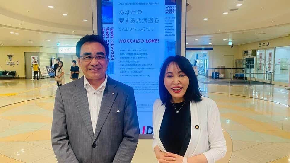 森まさこのインスタグラム：「函館空港に八雲町長がお迎えに来てくださいました。 函館空港から約1時間半、車で八雲町へ！ 日本で唯一、２つの海に接しているので、その名も二海郡八雲町。太平洋と日本海に接している。 その町の女性たちは果たして⁉️ 翌日の総理補佐官主催の女性車座報告をお楽しみに‼️」
