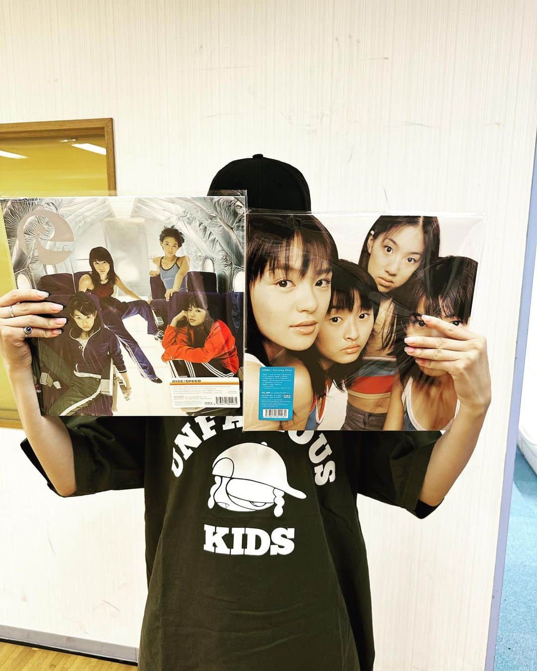島袋寛子のインスタグラム：「- お久しぶりです。 島袋です。 リハしました。 皆様に支えていただき 東京🗼公演を迎えられます。 がんばります。 がんばりすぎないで、がんばります。楽しみます！ たくさんのあたたかいメッセージ本当にありがとうございました🙏🫶🙇‍♀️ 感謝です。  📸８月５日にSPEEDのアナログが限定で発売されるそうです。お先に♡ ありがとうございます！  @kiiitan  @eri___0721」