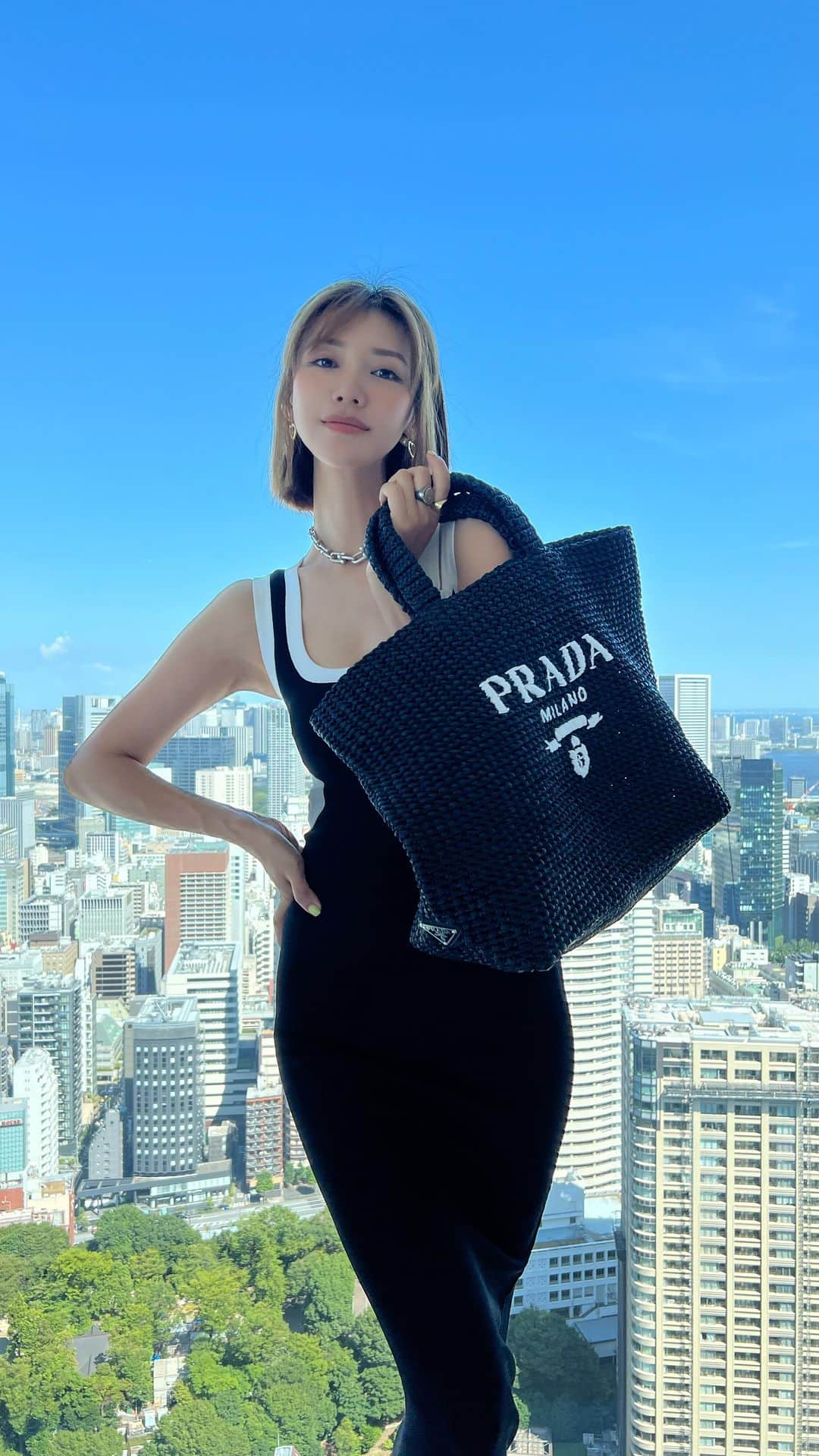 Elva Niのインスタグラム：「unboxing the summer vibes ☁️ @prada #pradarenylon  #prada」