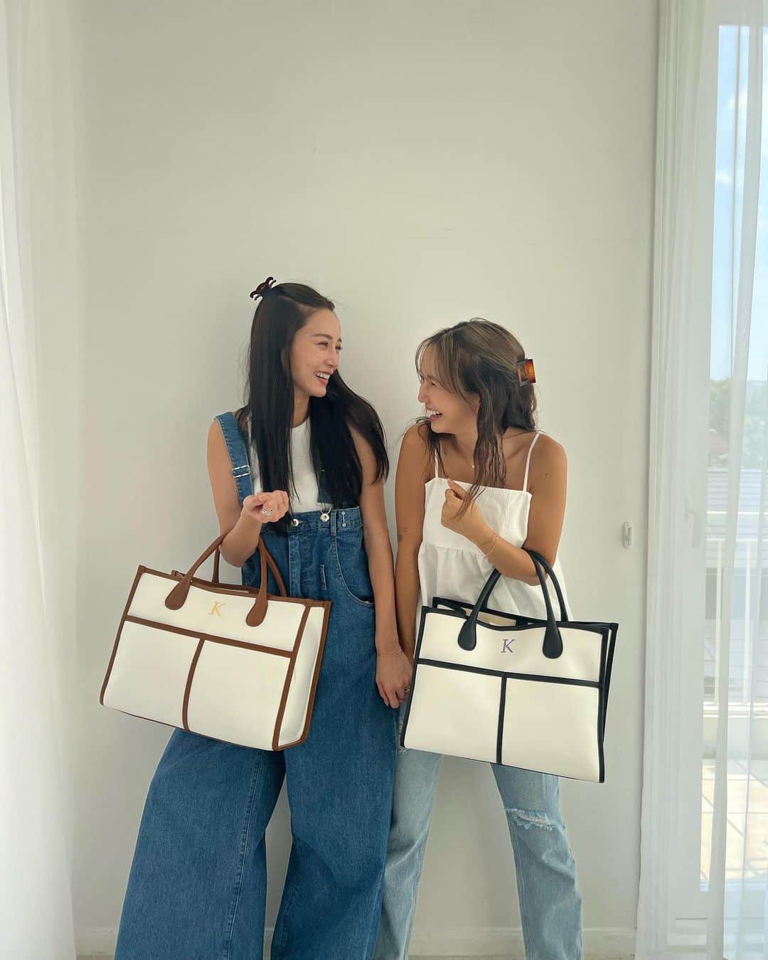 宮崎絹子のインスタグラム：「お仕事に行ったら たまたまBAGがお揃いだった日🤍  @napa_jp_official のBag たっくさん入るのに軽いし とってもおすすめ✨  スーツケースと使うことが 多いとおもって 色を合わせて黒にしました♡  イニシャルの色も選べるよ😊」