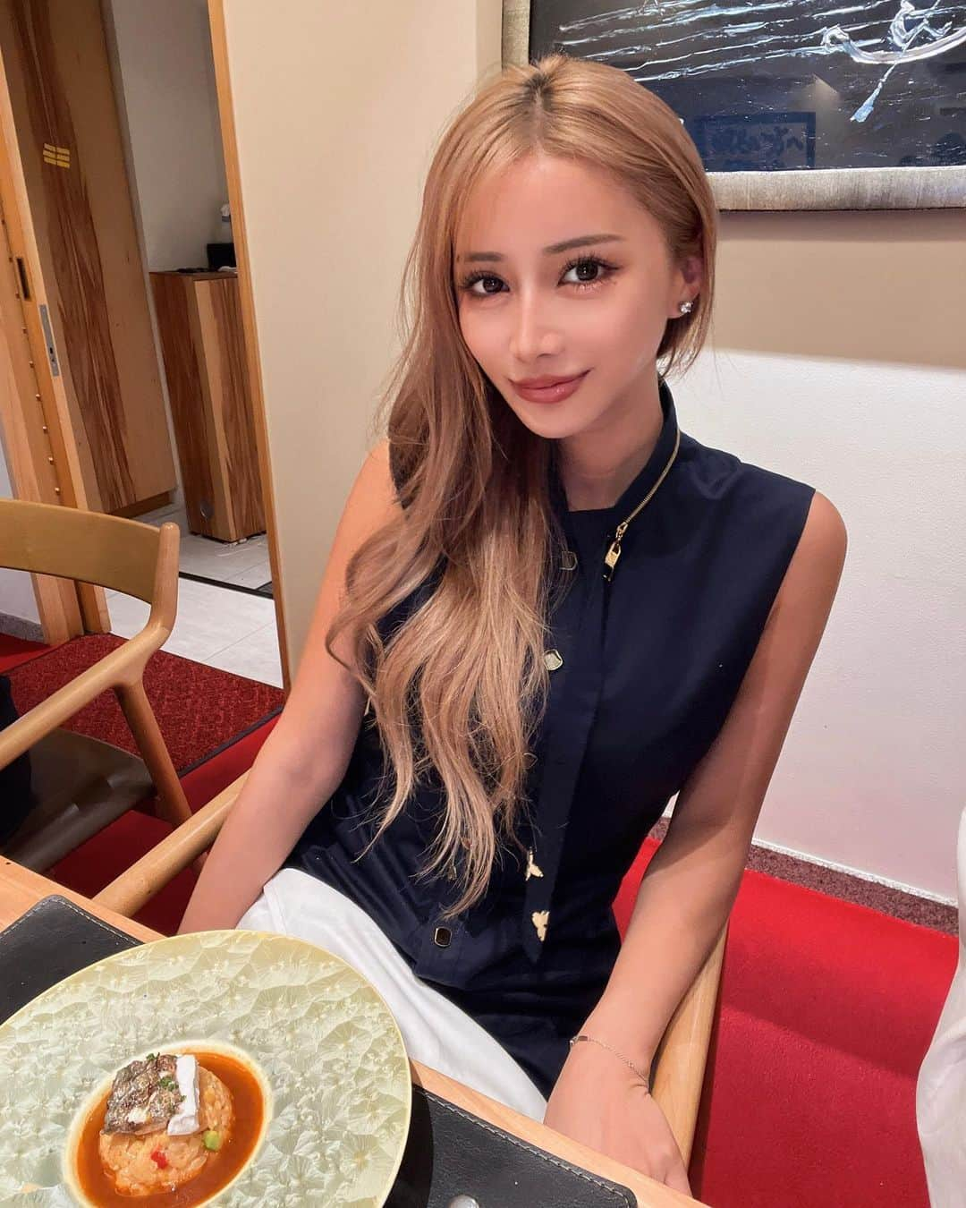 Chikoのインスタグラム：「銀座大石✨️🍖🐟🍯🥞 . 大将が愉快で楽しい人だったから 2時間半経ってる事に気づかない位 楽しいお食事会だった👼🏻🤍 . ボリューミーだから 食い意地はってる人は最高だね🤤 . 美味しいし楽しいし 堅苦しくなくて良かった〜👼🏻🤍🤍🤍 . 見てたらお腹空いてきた、 なんてこった🥹🥹🥹 .」