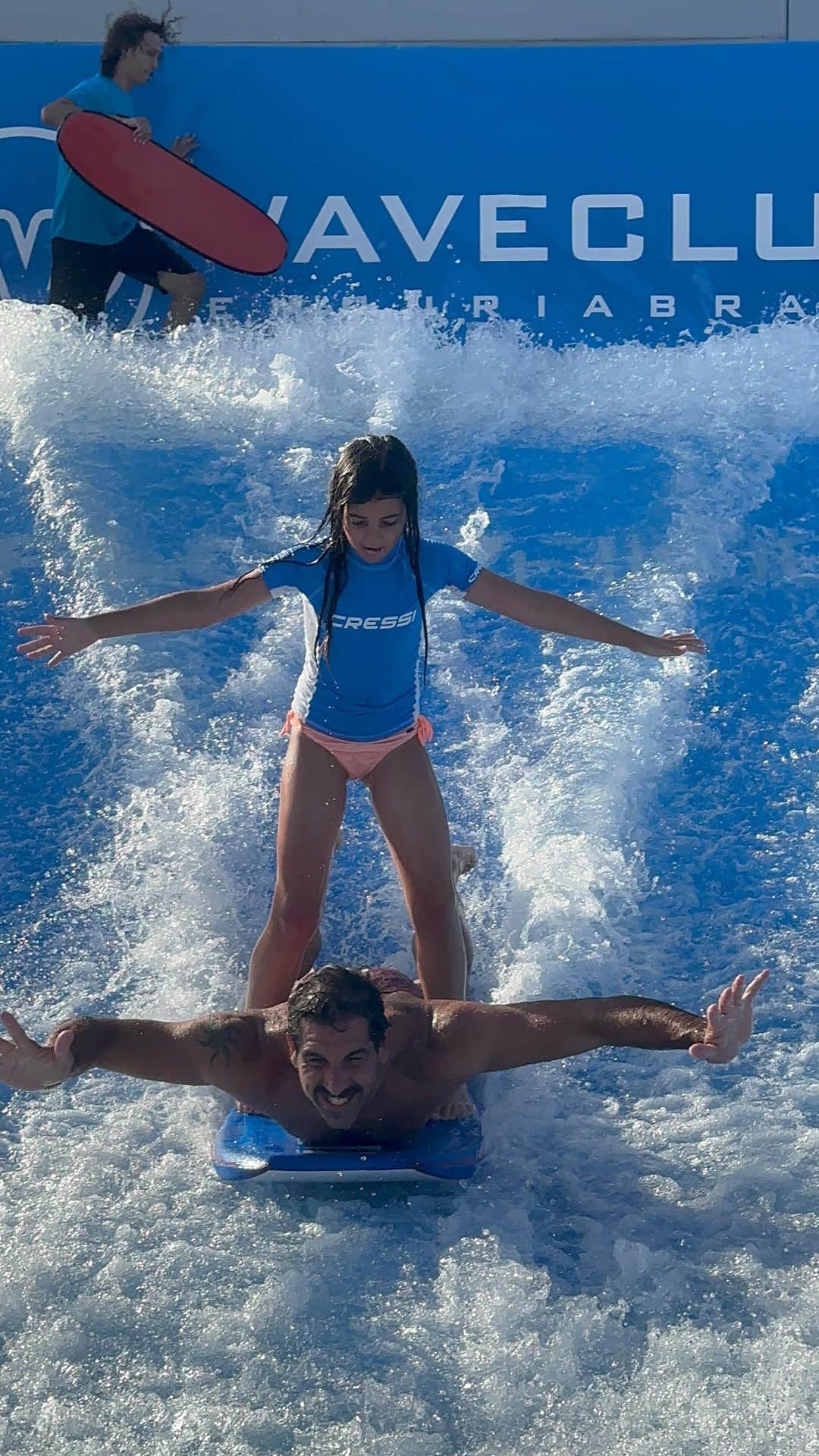 ゴルカ・イライソス・モレノのインスタグラム：「Si lo vives con pasión, tendrás la suficiente motivación como para dar lo mejor de ti. “Cuando un niño se siente seguro de sí mismo, deja de buscar aprobación en cada paso que da”.  #surf #olaestatica #vacaciones #familia」